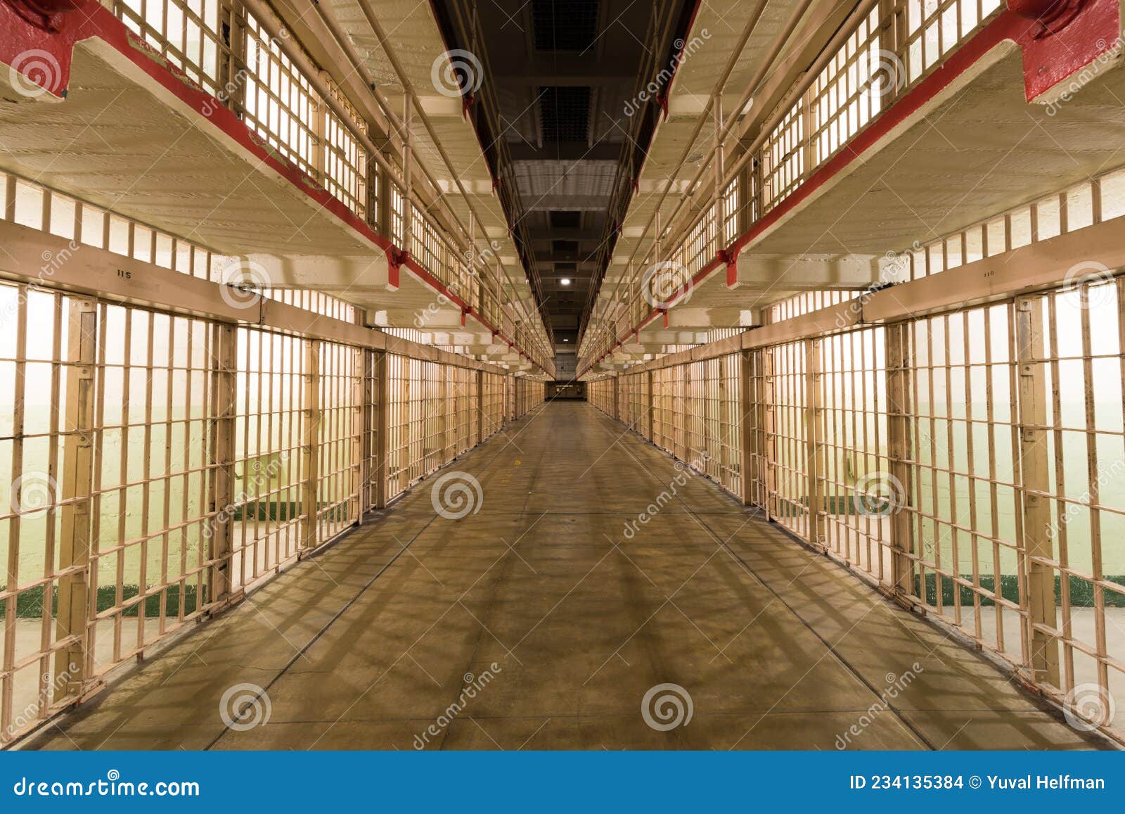 внутри тюрьмы Алькатраз редакционное стоковое изображение. изображение насчитывающей историческо - 234135384