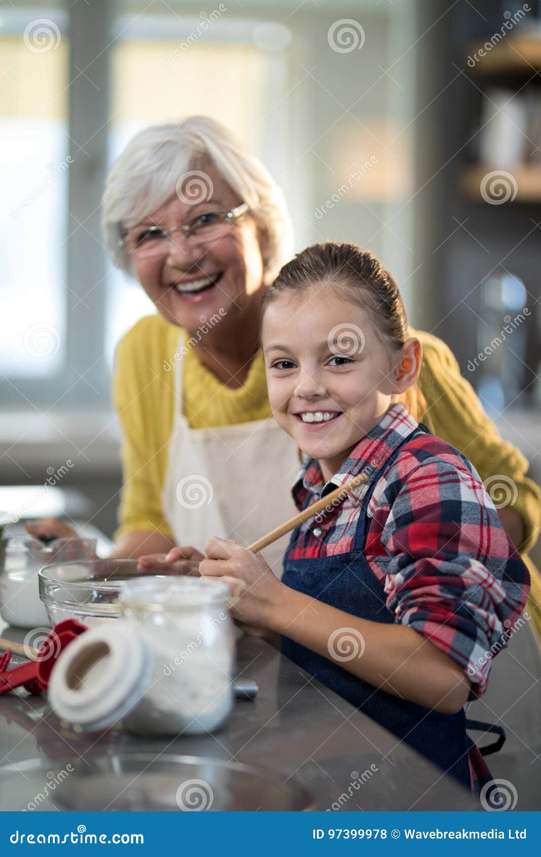 Бабушка позирует. Внучек улыбается. Grandmother and granddaughter the Kitchen. Бабушкапозирует на Камерг.