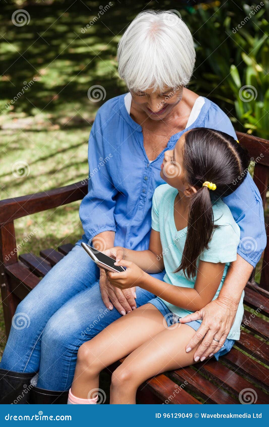 Заставила внучку лизать. Бабушка с внучок и телефоном. Бабушка с внучкой Лесбиан. Бабушка сидит на лавочке с внучкой. Бабушка с внучкой лезбиянки.