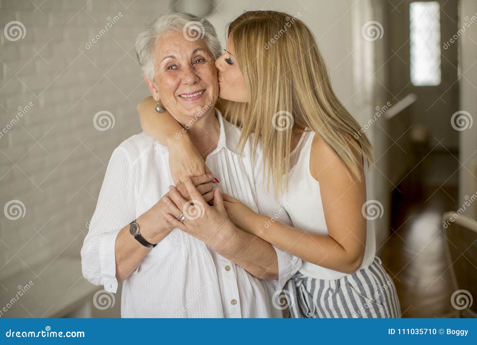 Жмж с бабушками. Бабушка целует. Бабушка и внучка сосутся. Молодой целует старуху. Внучка и бабушка лесбиянство.