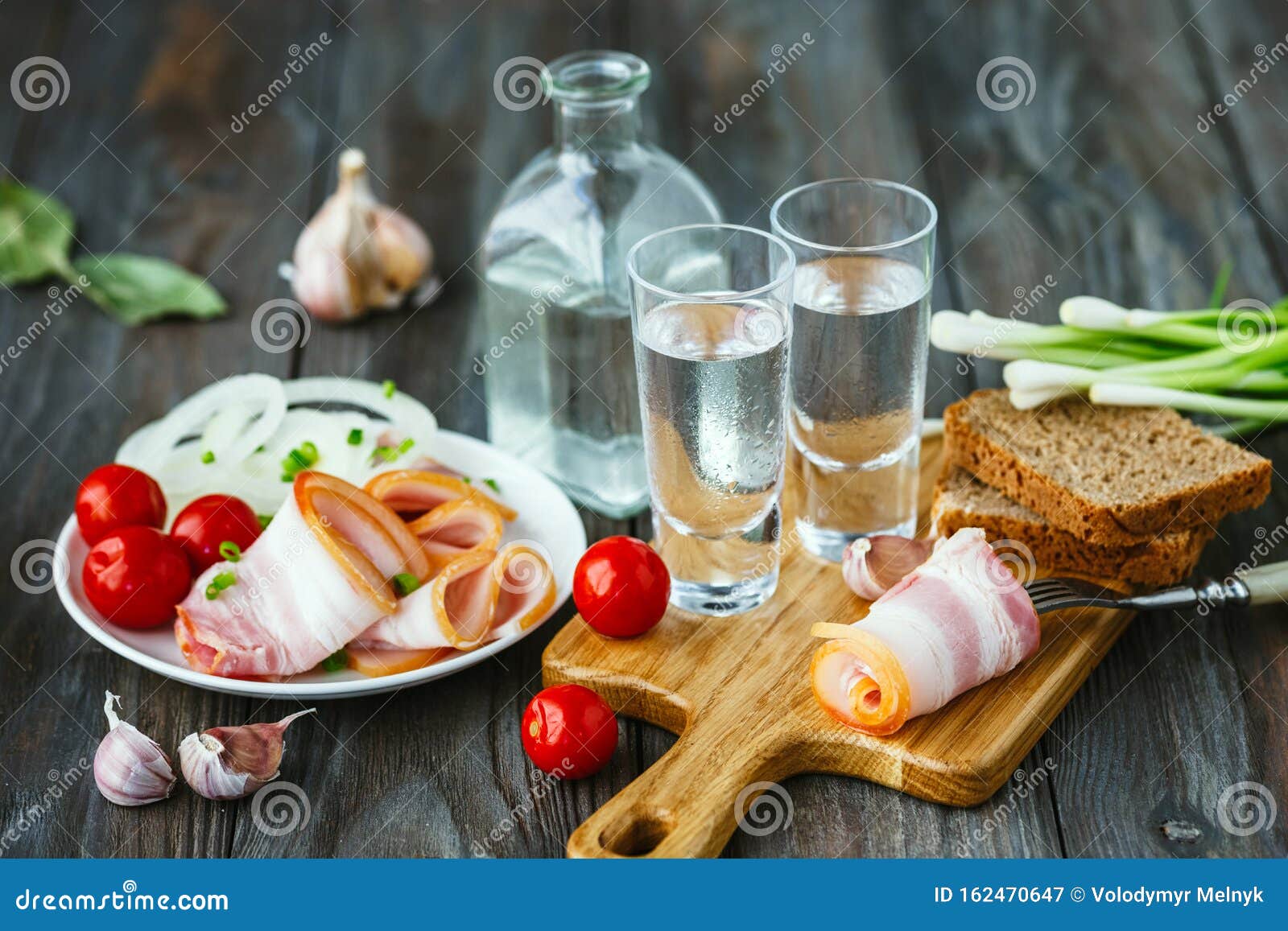 Водка и традиционная закуска на деревянном фоне Стоковое Изображение -  изображение насчитывающей русско, мясо: 162470647