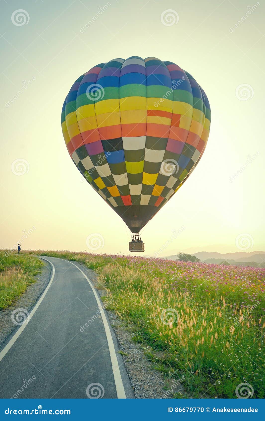 Воздушный шар на дороге. Дорога с воздушным шаром. Воздушный шар зрение. Аппарат с воздушным шаром для зрения. Дорога и шар.