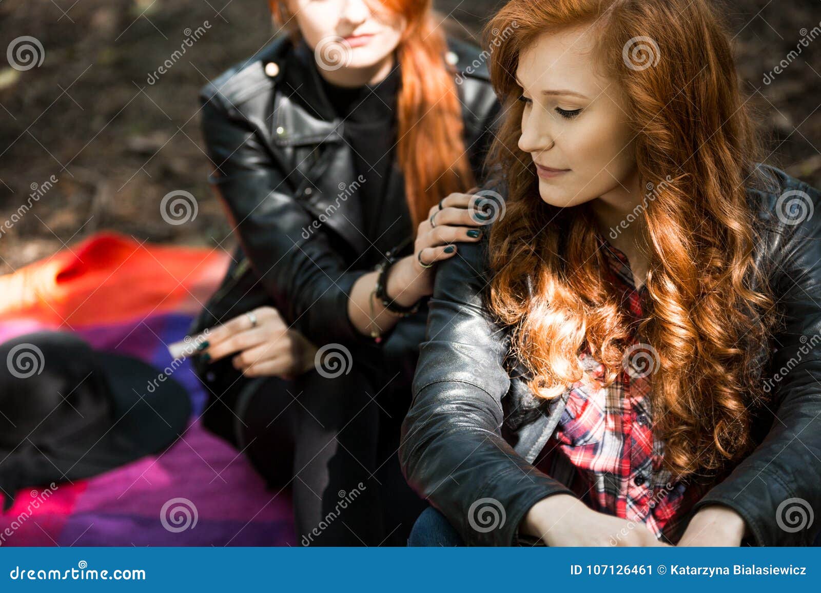 Воинственно настроенная девушка с подругой Стоковое Изображение - изображение насчитывающей запачканный, люди: 107126461