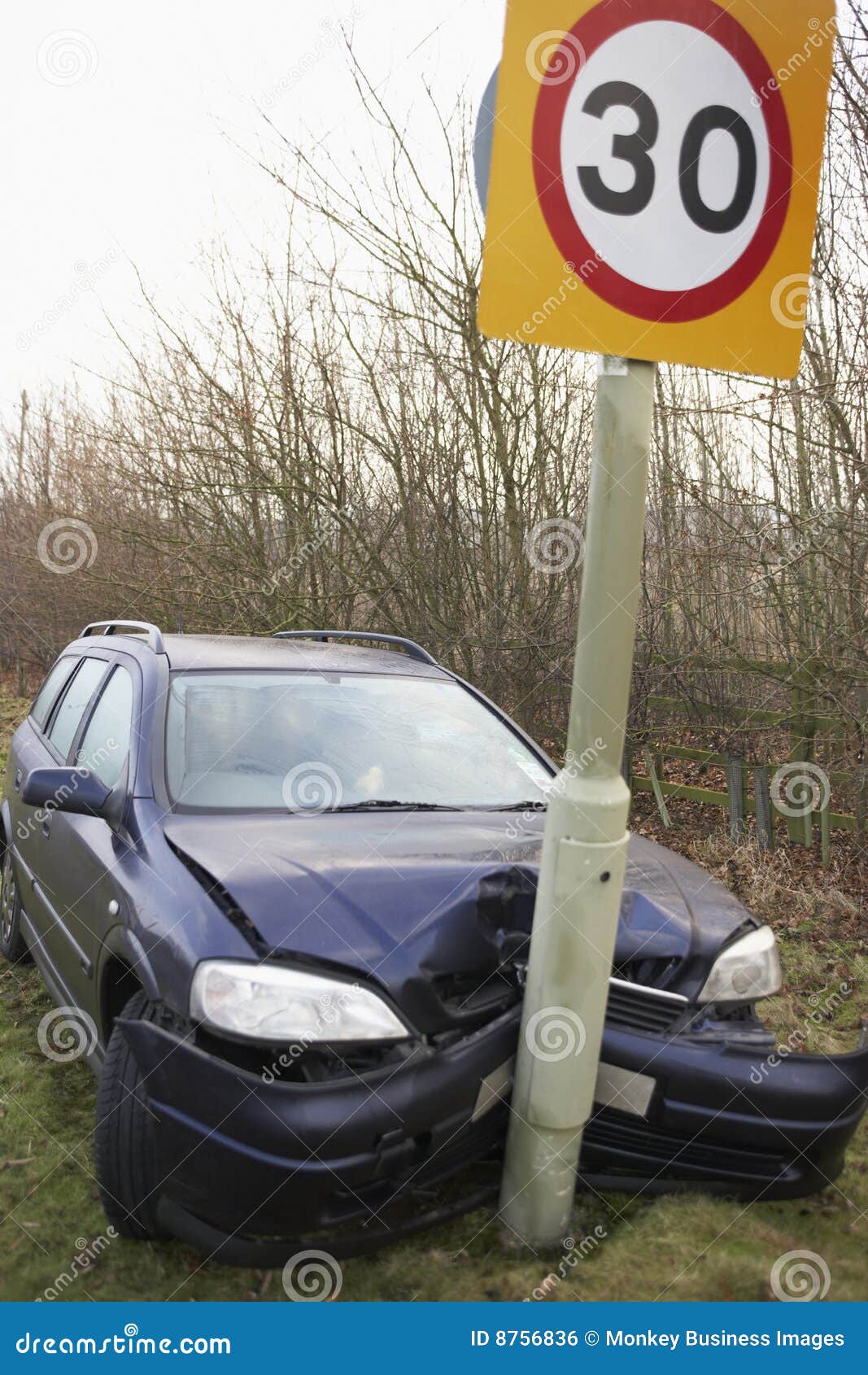 Сбило дорожным знаком. Машина врезалась в знак. Автомобиль врезался в дорожный знак. Машина въехала в дорожный знак. Машина влепилась в знак.