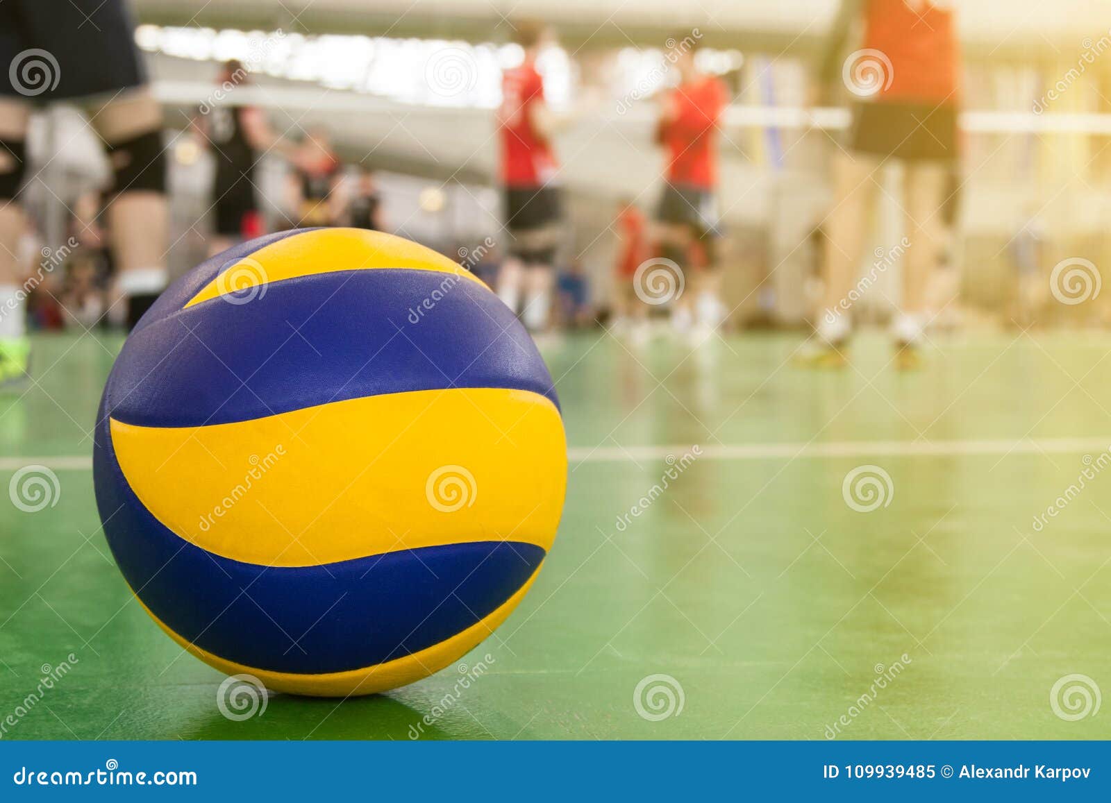 Волейбол на поле в спортзале, команда спортсменов пук Стоковое Изображение - изображение насчитывающей игра, актеров: 109939485