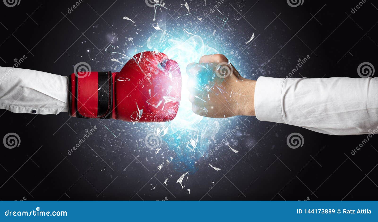 2 hands fight. Бой саперной лопаткой вов. Женщины на фронте 1941-1945. Штыковая атака вторая мировая. Сражались руки.