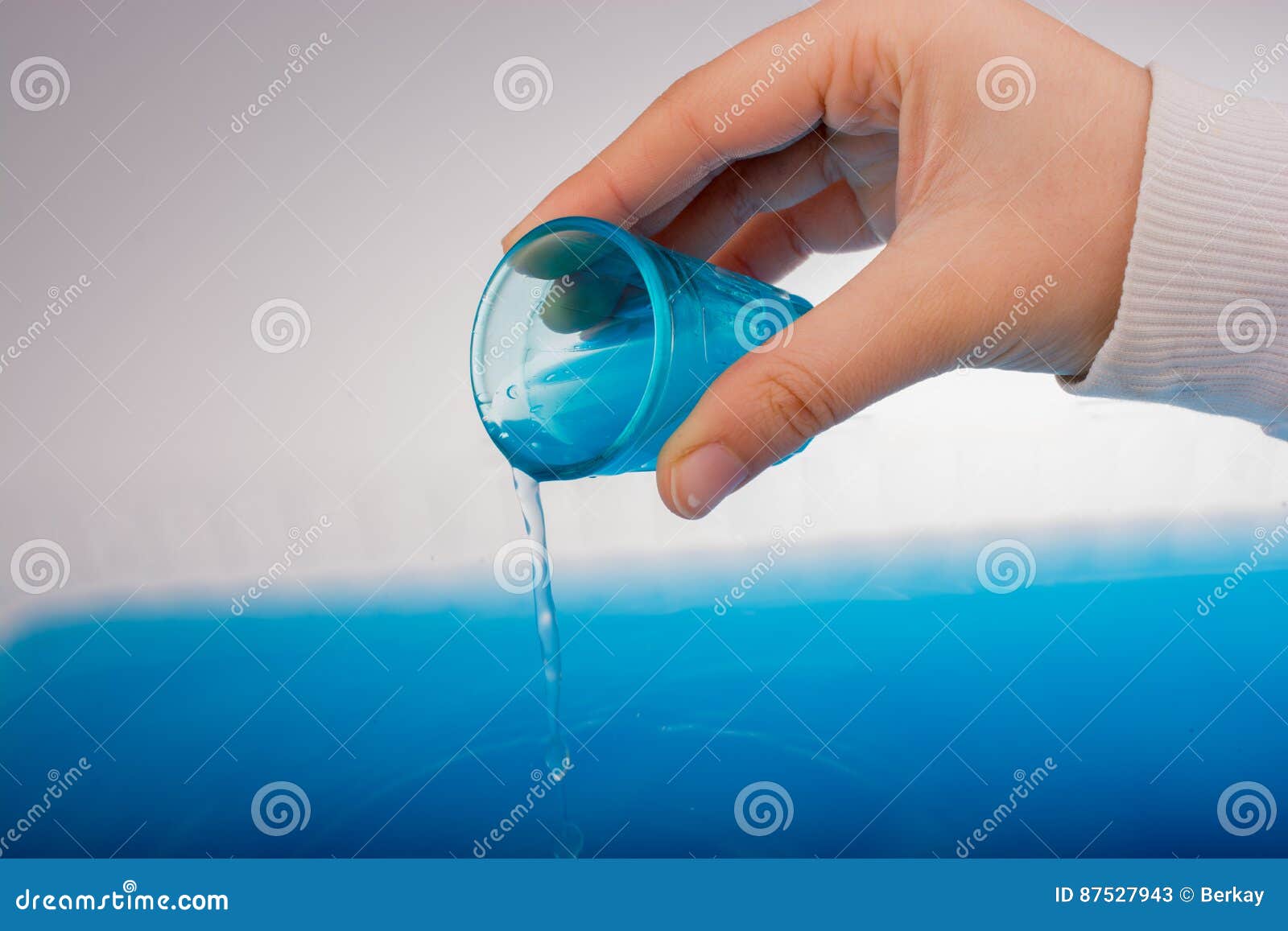 Воду лить стакан. Вода проливается из стакана. Разводы к воде питьевой. Пространство голубая жидкость. Лить из стакана.