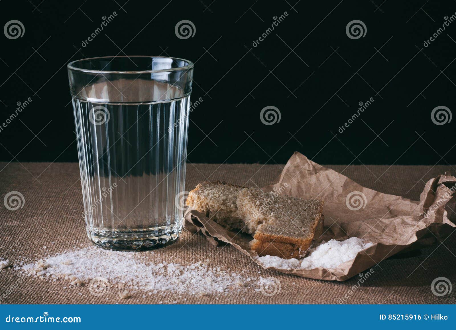 Ставят стакан воды и хлеб. Хлеб соль вода. Хлеб и вода. Стакан воды с хлебом. Черный хлеб и вода.