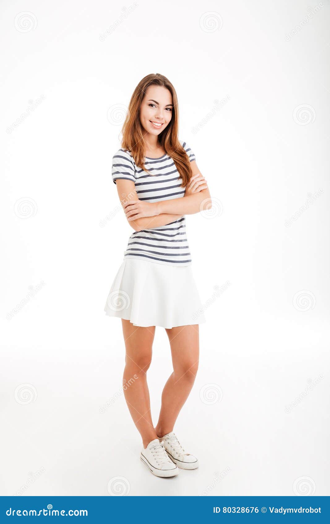 Девочка наказана в углу. Тадасана поза горы. Девочка у стены белой. Девочка стоя. Стоящая девушка.