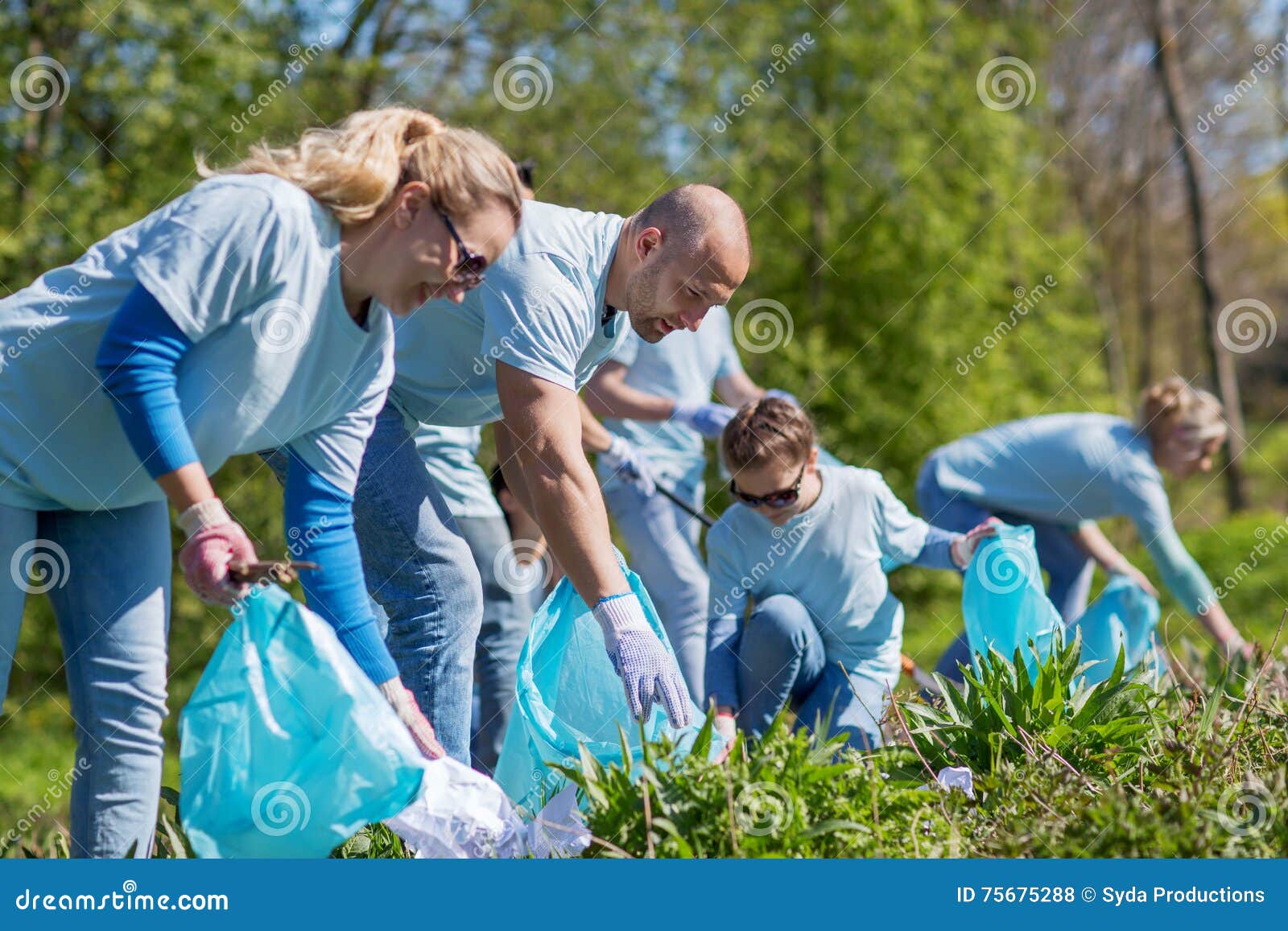 Ecology and people. Волонтерство природа. Счастливые волонтеры. Забота об окружающих картинка. Park Cleaning Garbage.