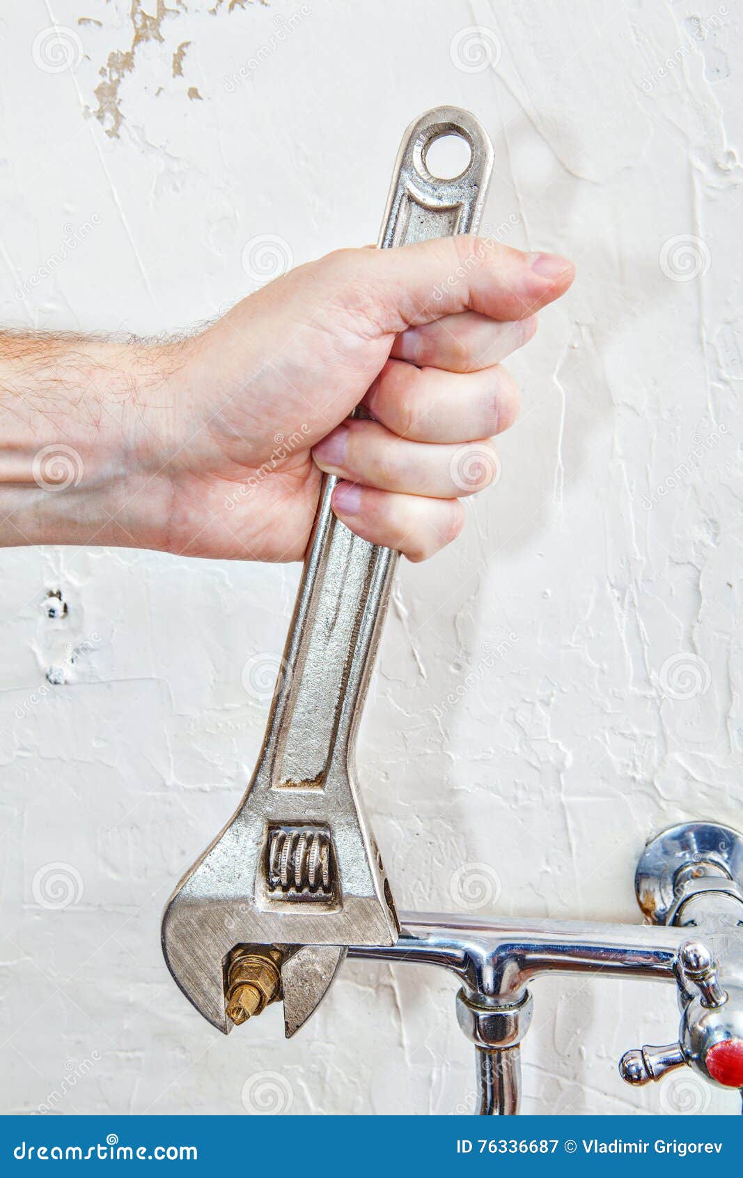 Смеситель для ванны ключ нужен. Ключ трубчатый для смесителя. 98861000 Ключ смеситель. Гаечный ключ для смесителя. Гаечный ключ в ванной.