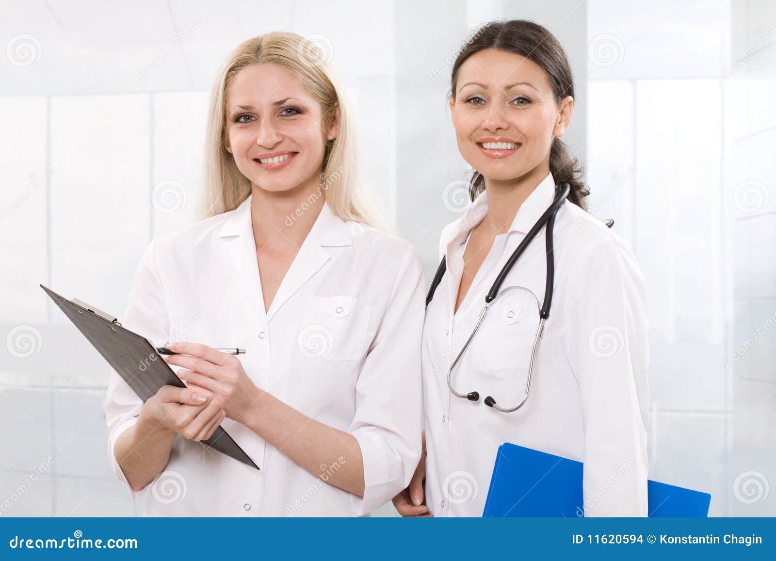 Две женщины врачи. Два врача девушки. Две девочки врачи. Женщина врач. Две девушки доктора.