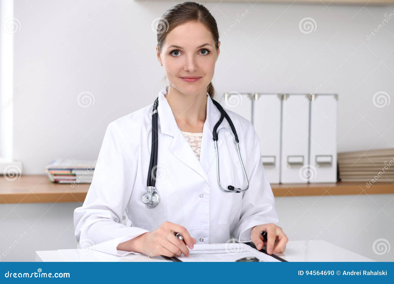 Женщина врач кто она. Женщина врач кто она. Врач в кабинете за столом. Лицо врача. Женщина врач.