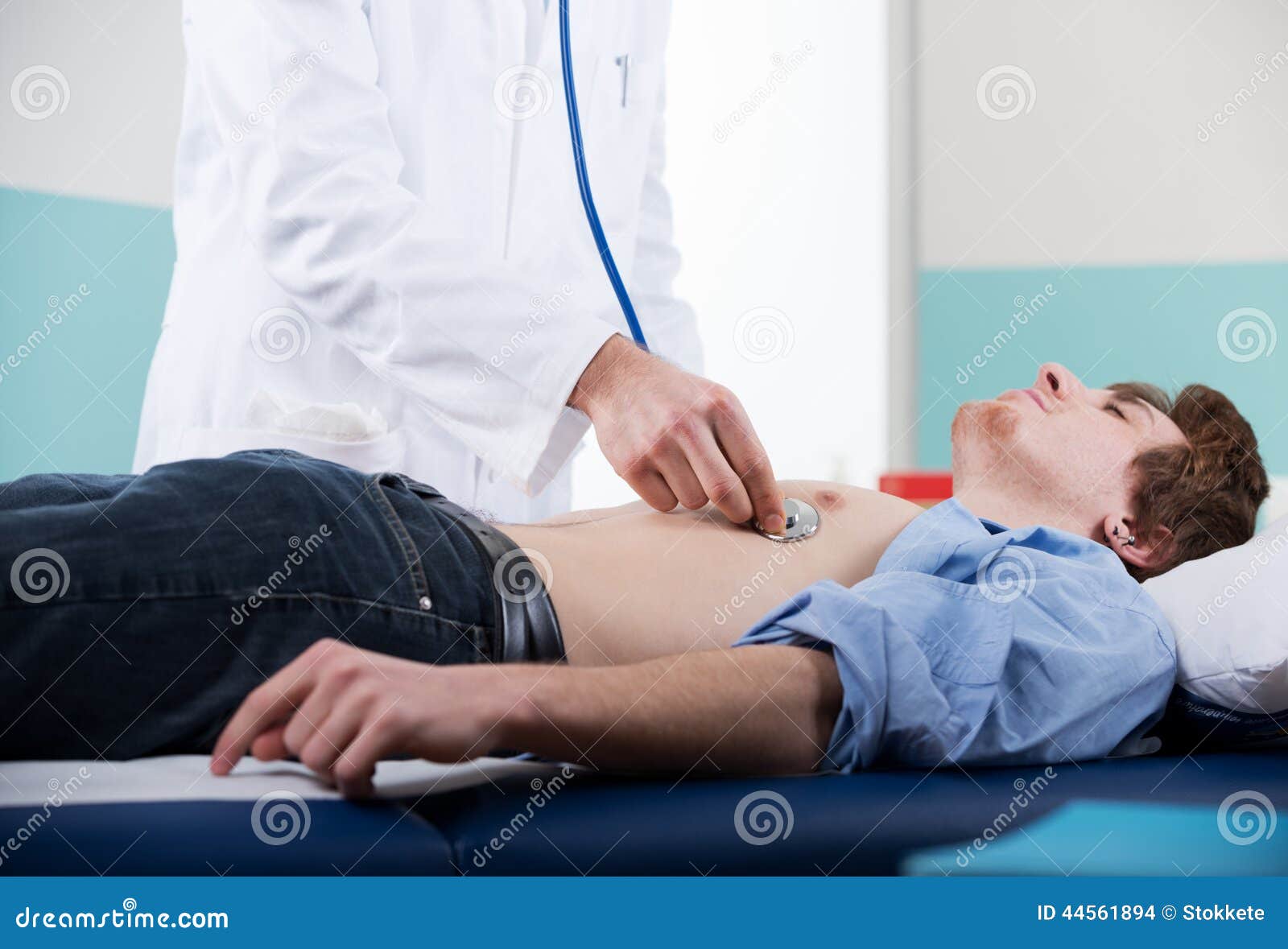 Doctor examined. Врач слушает пациента стетоскопом. Врач пальпирует живот мужчины.