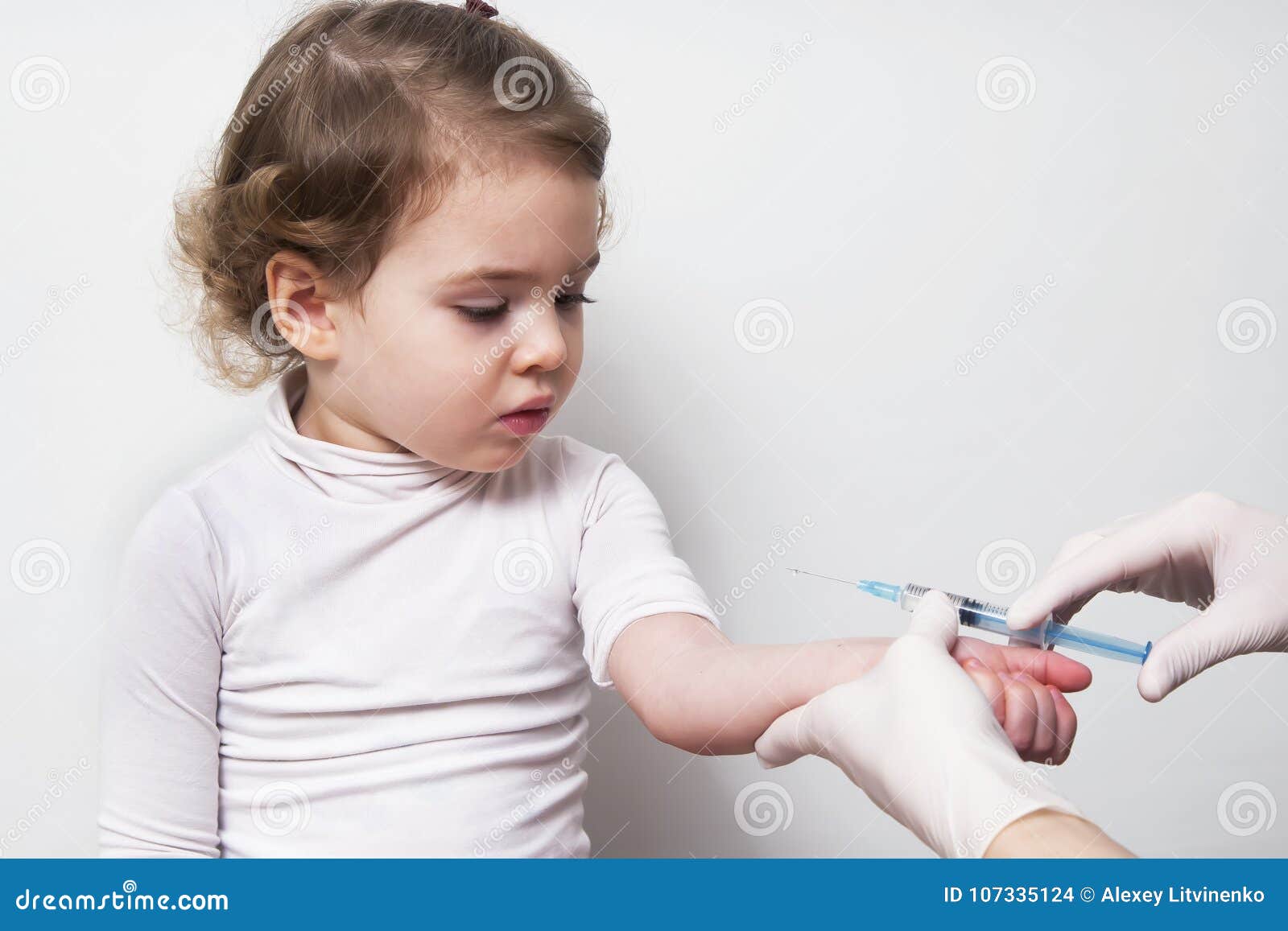 Включи где девочке делали укол. Шприц для детей. Детский шприц для прививок. Уколы и прививки. Девочка со шприцом прививка.