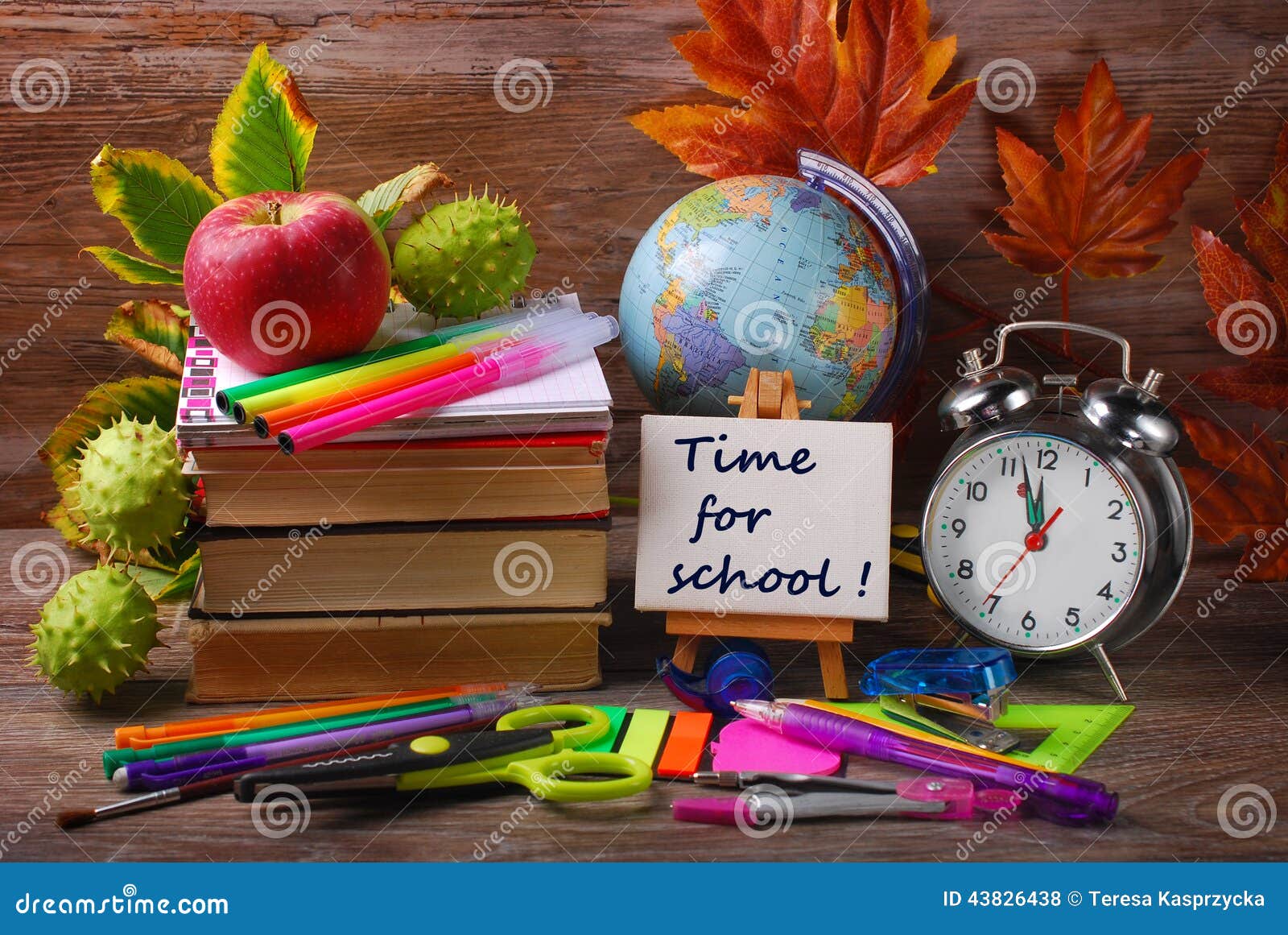 Колокольчик школьный. Украшение на 1 сентября. Школьные атрибуты на прозрачном фоне. Школьные принадлежности для 1 класса картинки. Школьные принодлежност.