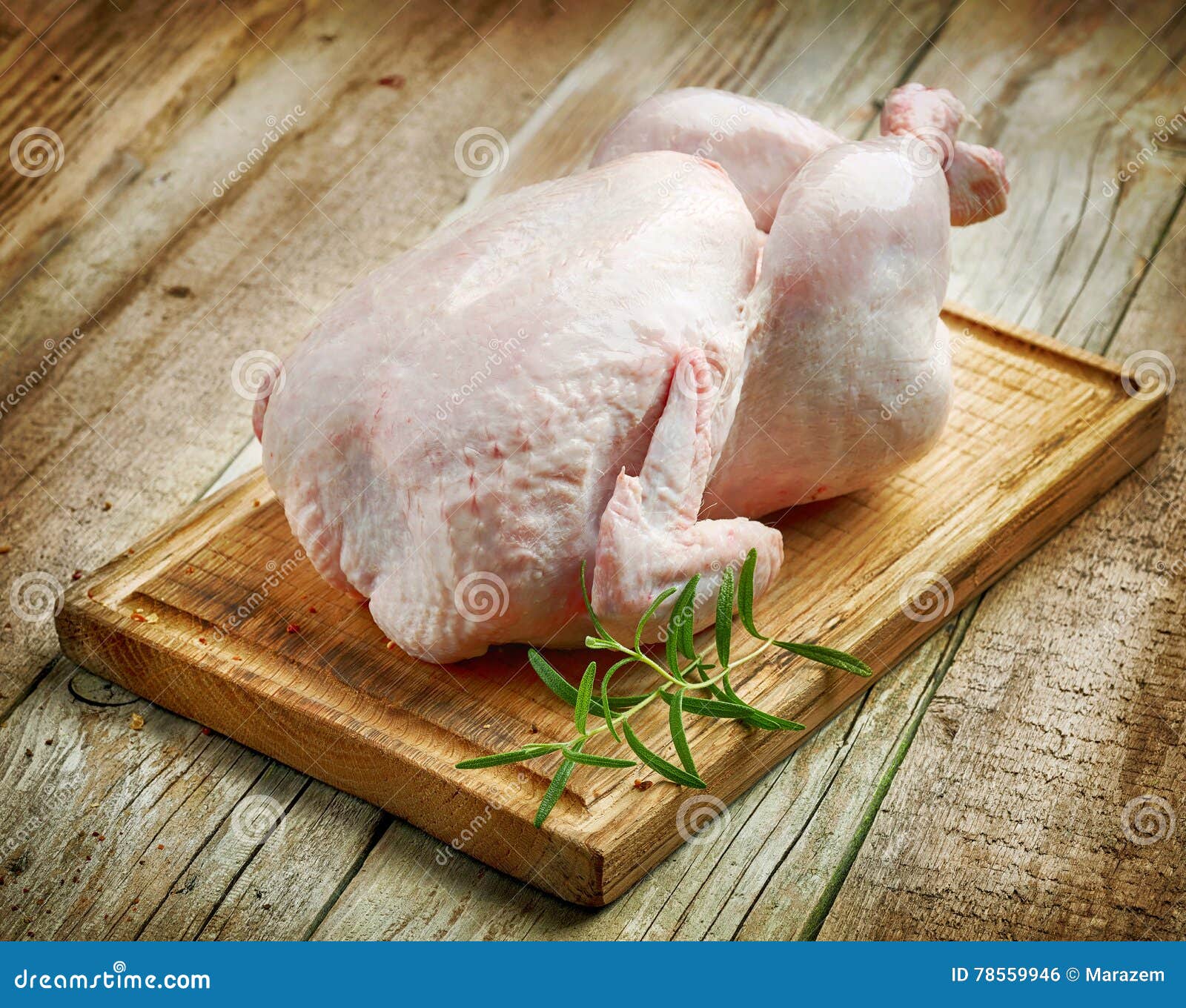 К чему снится сырые куры. Курица на деревянной доске. Курица сырая. Сырая курица на столе. Куриное мясо на деревянное фоне.