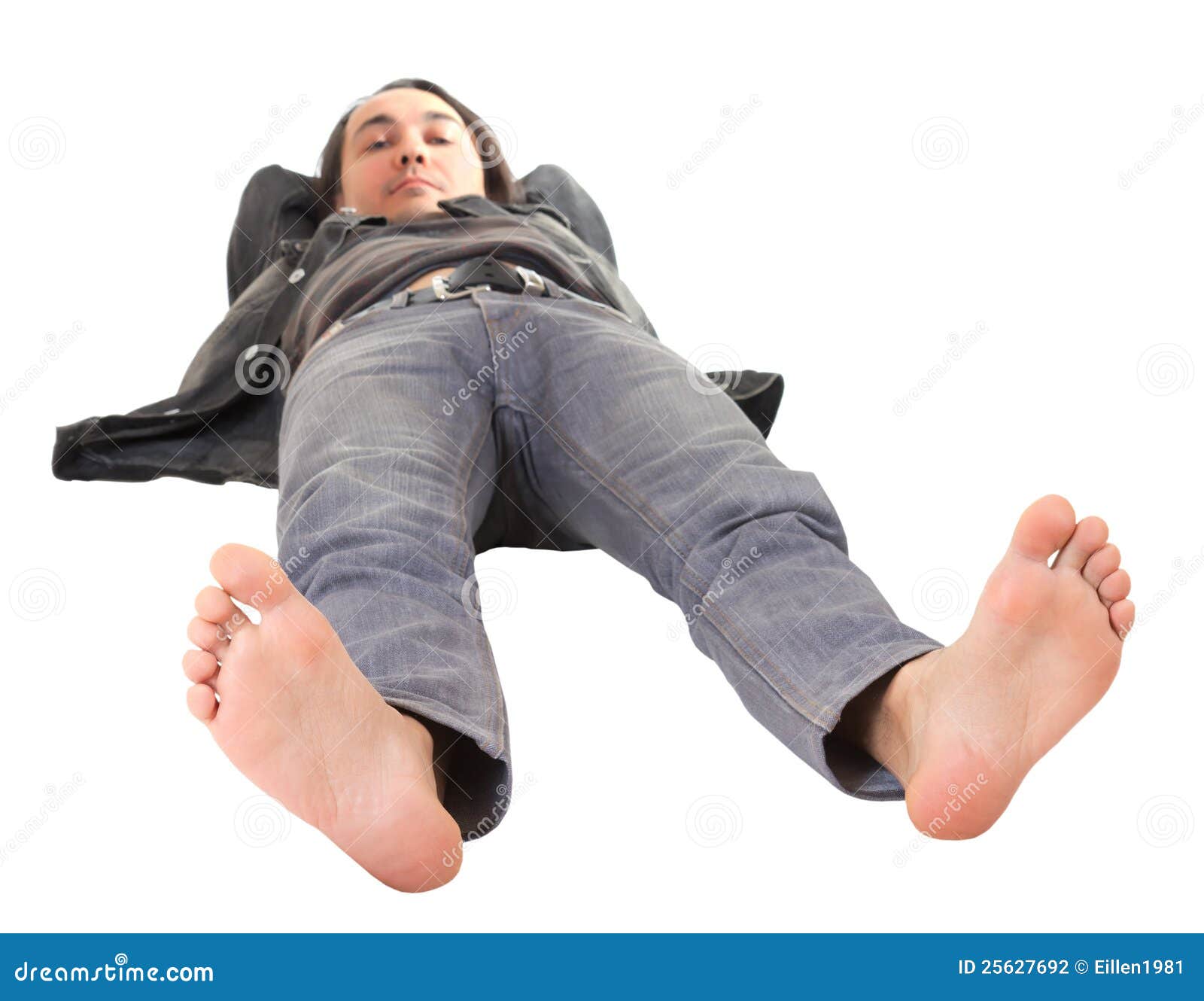 Мужчина лежит нога на ногу. Нога человека. Мужские ноги лежит.