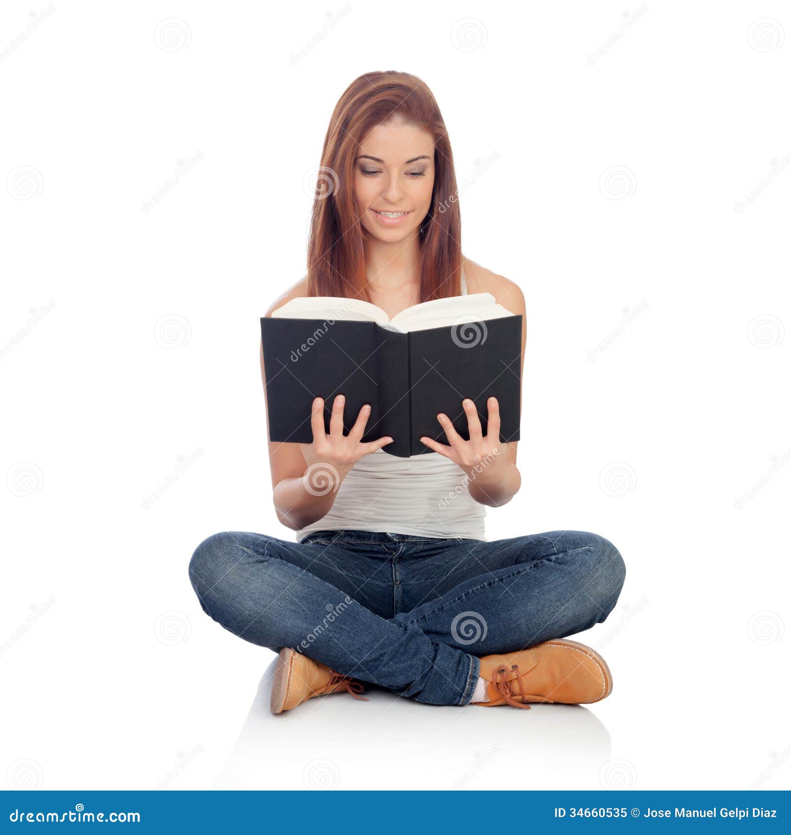 Человек со стопкой книг. Девушка с книжкой сидит. Девушка сидит с книгой. Девушка с книгой на диване. Женщина читает книгу сидя на диване советское фото.