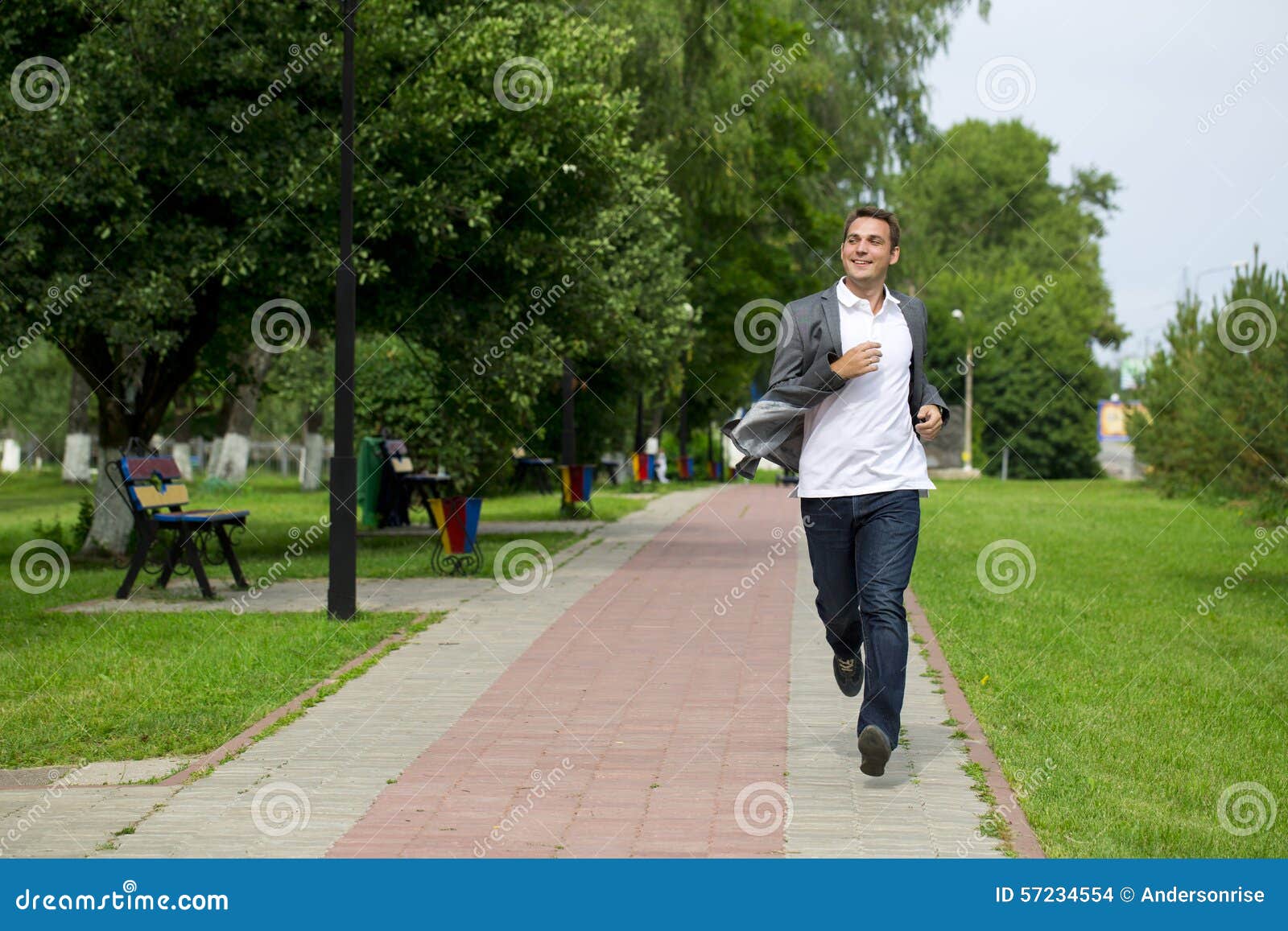 Нормально ли что парень гуляет. Нормально ли что парень гуляет. Гулять по парку. Мужчина и женщина в парке. Люди гуляют.