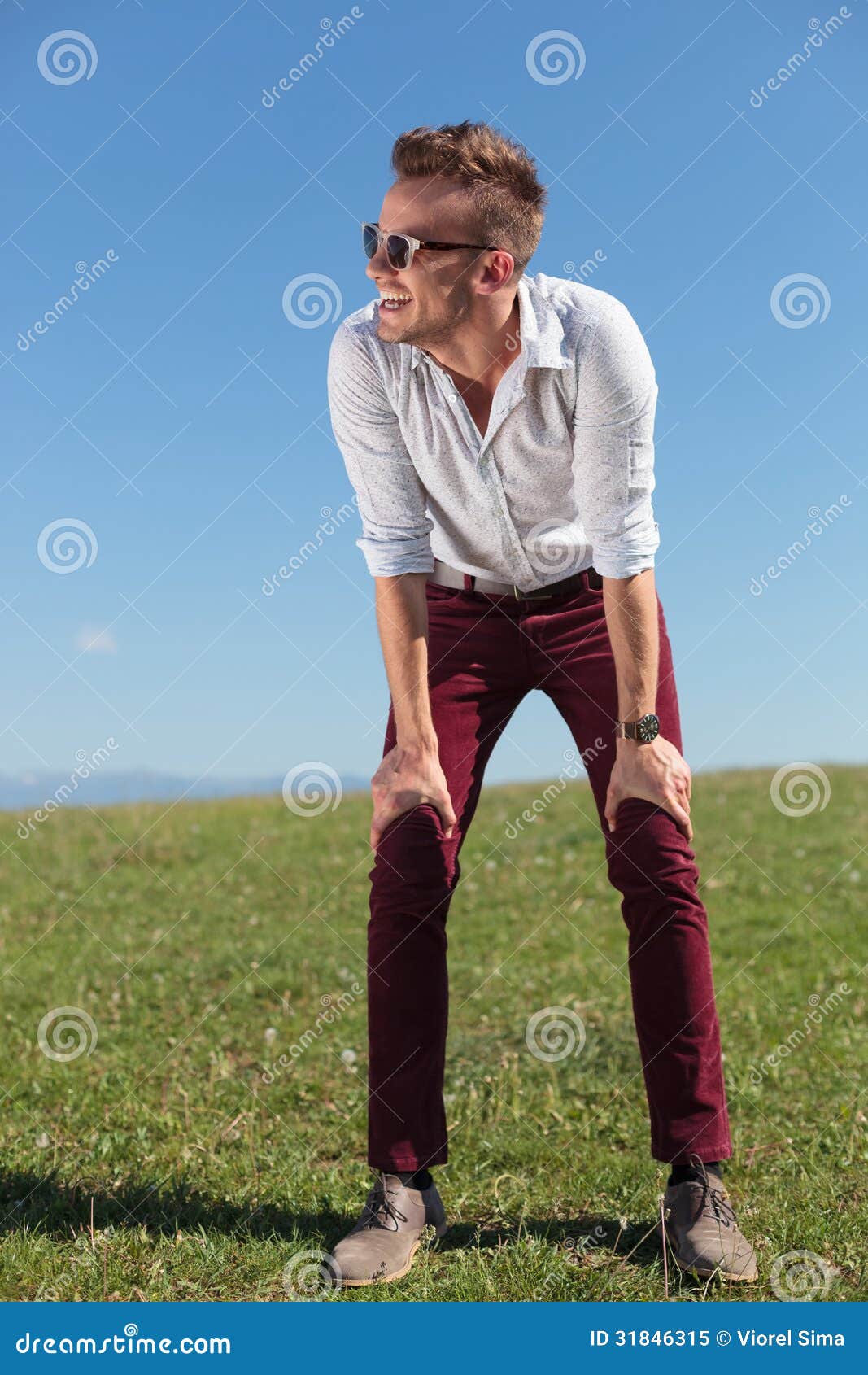 Сидячие позы для рисования мужчины. Человек опирается на колени. Сидит оперевшись на руку. Человек обнимает колени. Кресло начальника.