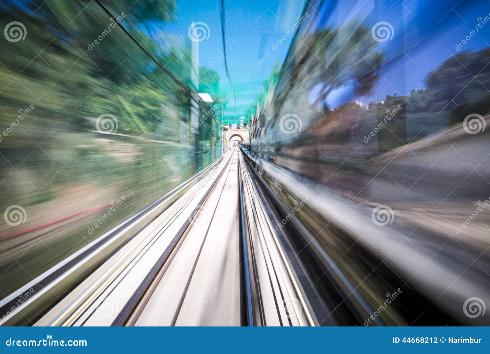 Звук движущегося поезда. Поезд в движении размытый вид сбоку.