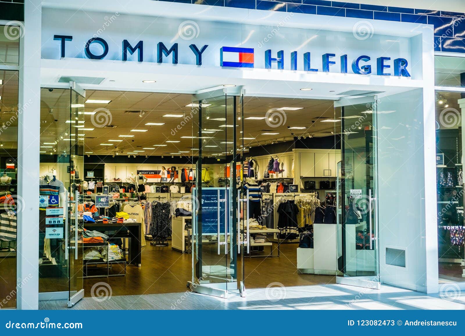 Вход магазина Tommy Hilfiger на большой 