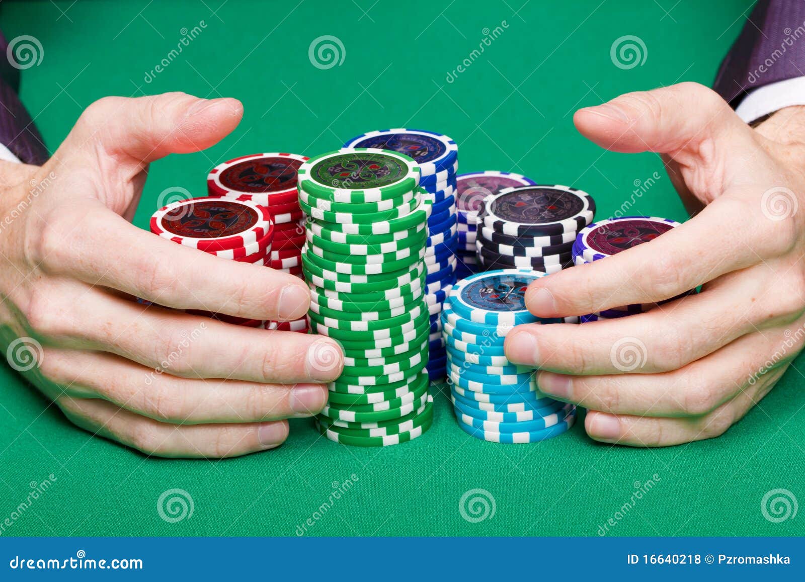 В какой руке фишка. Фишки для покера в руках. Фишка в руке. На ладони фишки казино. Стопка фишек в руке.