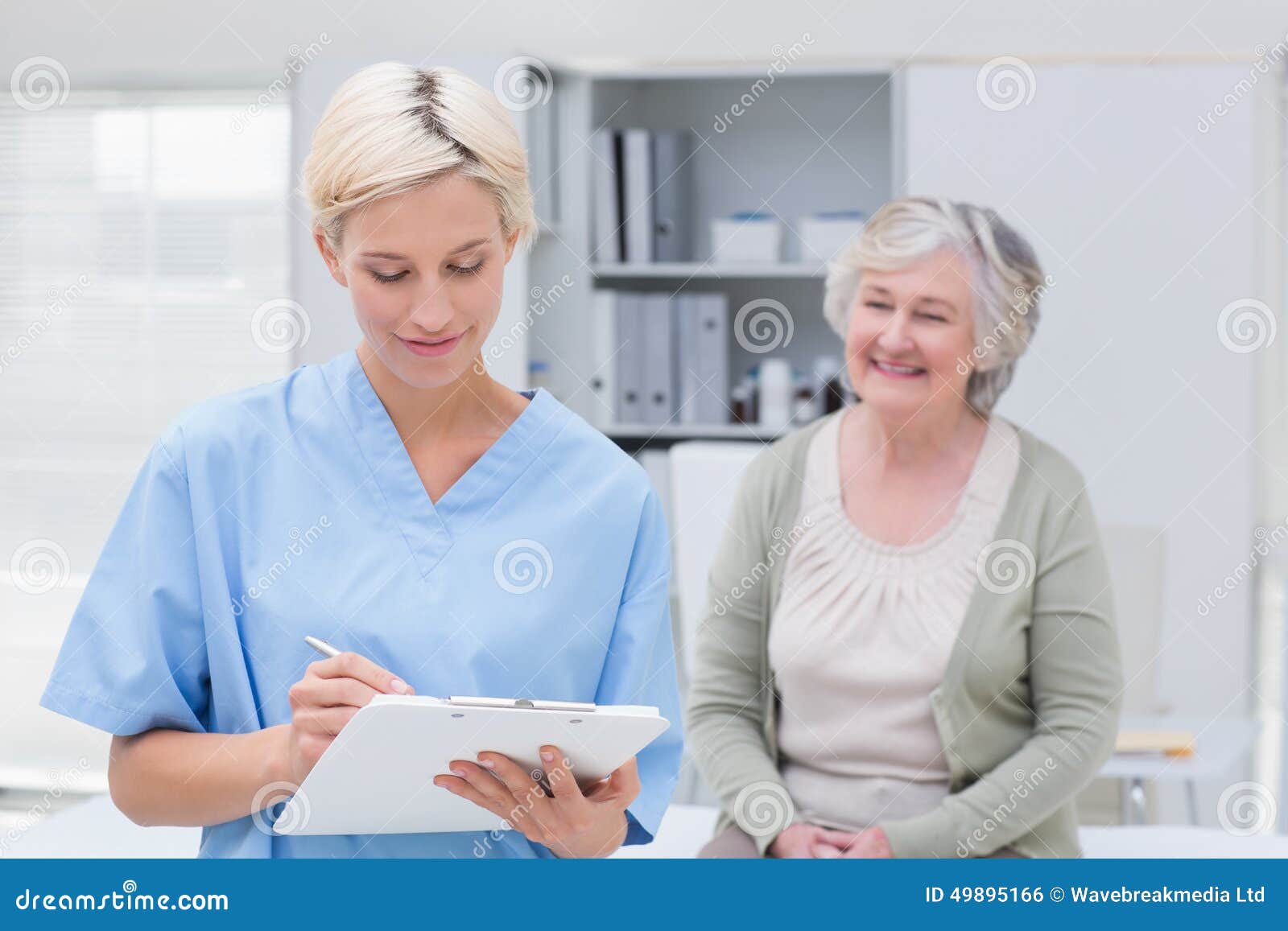 Медсестра ставит диагноз. Медсестра сидит с пациентом. Медсестры в Финляндии. Сидят в клинике. Писать медсестра с больным.