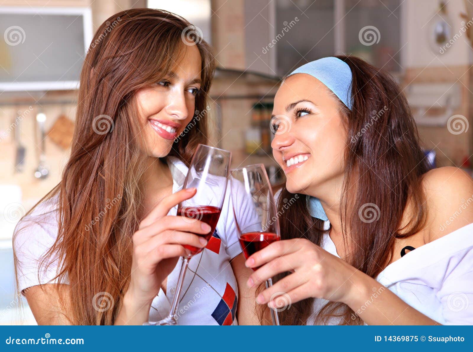 Пьет сестру друга. Две подружки с вином. Две подруги с вином. Подружки пьют вино. Две девушки с вином.
