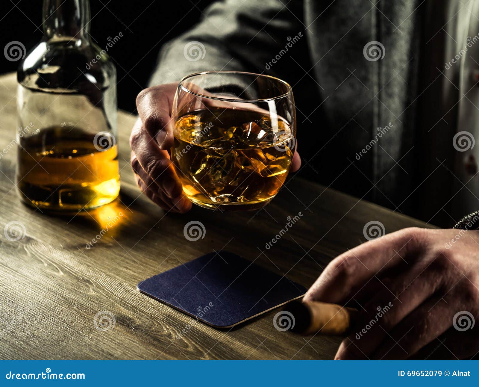 Песни сегодня я пью виски. Мужчина пьет виски. Виски с мужиком. Парень пьющий виски. Виски пью ночью.