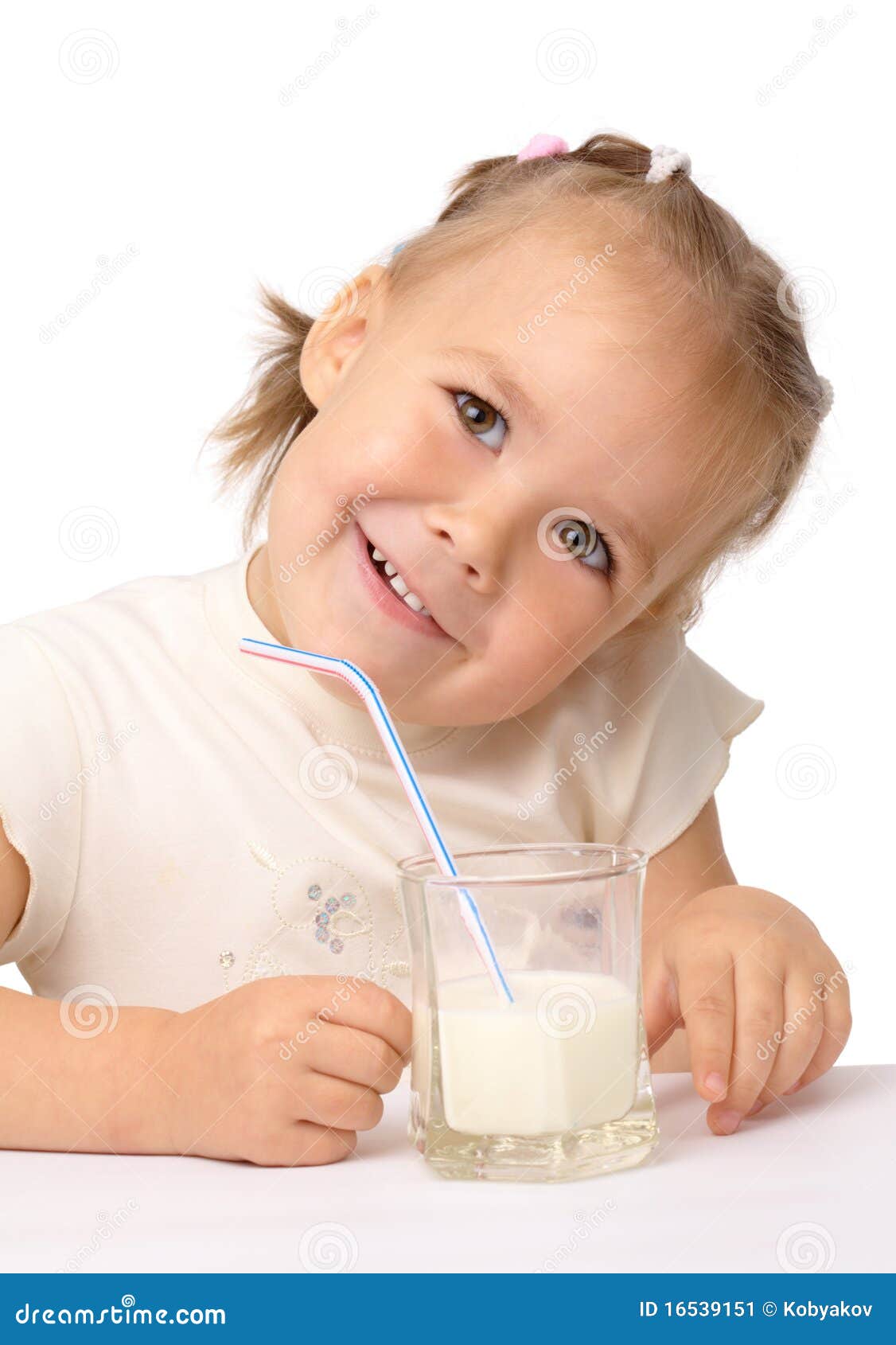 Пьет молоко на английском. Маленькие дети пьют молочко. Ребенок пьет молоко. Молоко через трубочку. Девочка пьет молоко картинка.