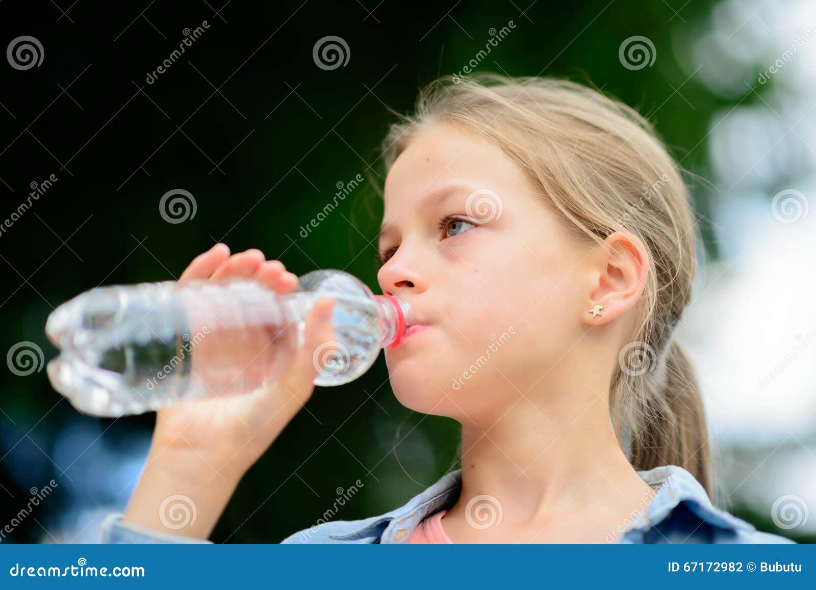 маленькая девочка пьет сперму фото 15