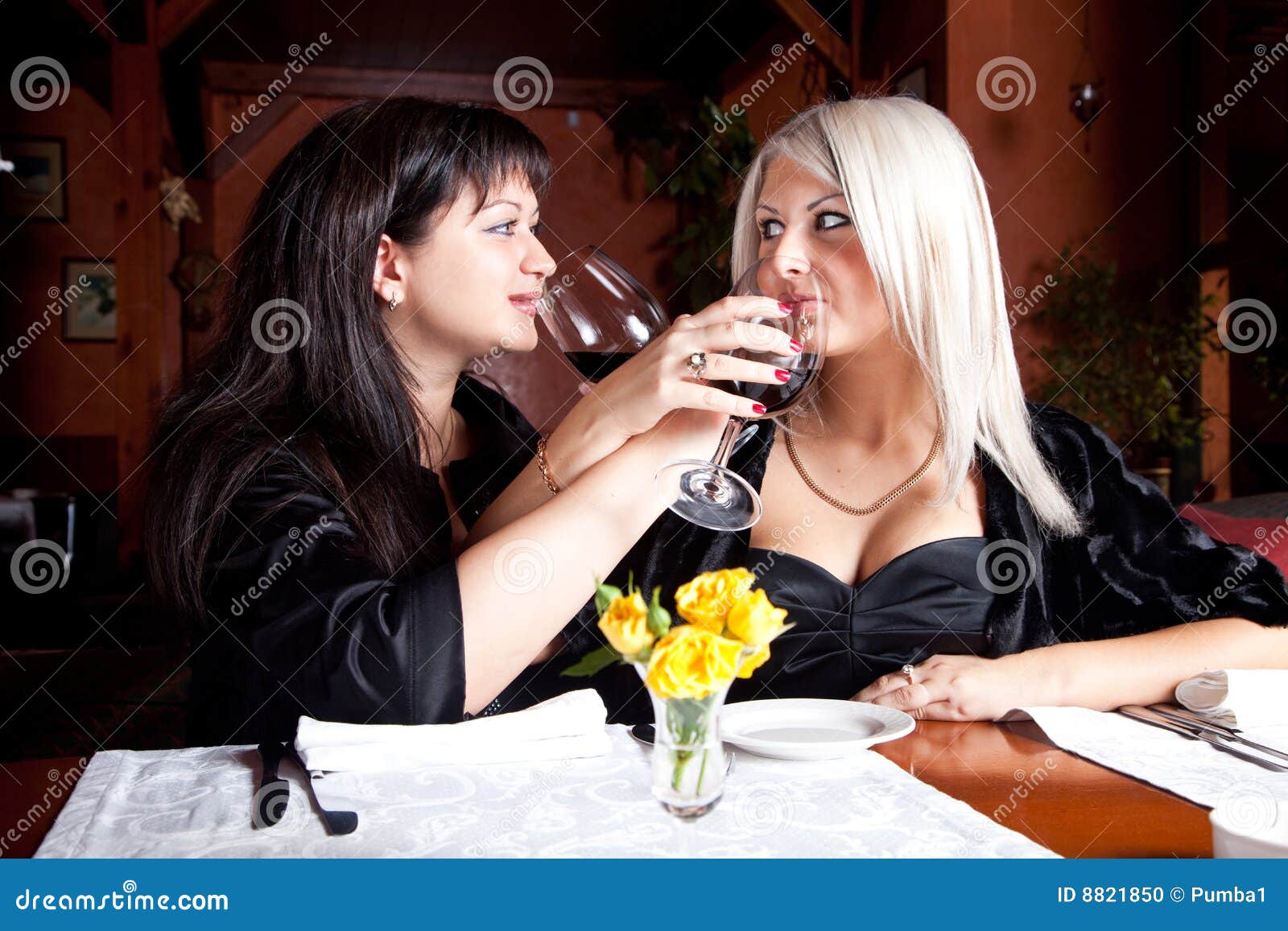 лесби пьют женщины фото 5