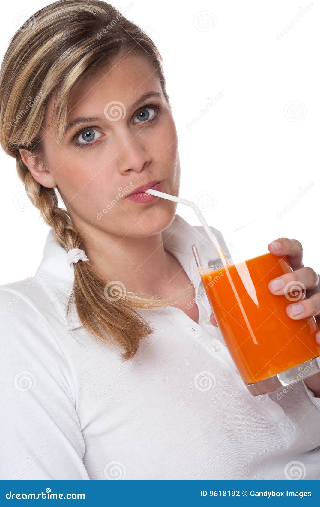 Пить сок через трубочку. Человек пьет из трубочки. Женщина пьет из трубочки. Человек пьет сок из трубочки. Человек пьет из трубочки через человека.