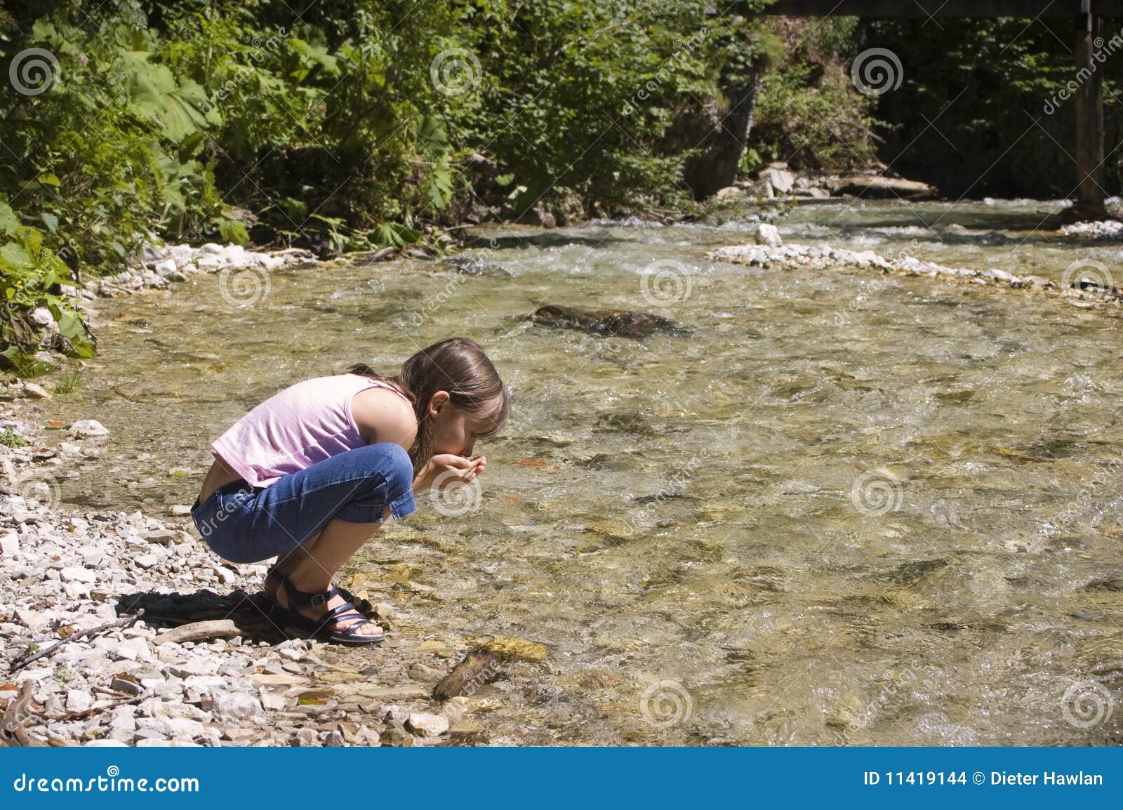 Вода из реки речная вода. Человек пьет воду из ручья. Девушка пьет воду из ручья. Человек пьет воду из реки. Пить из речки.