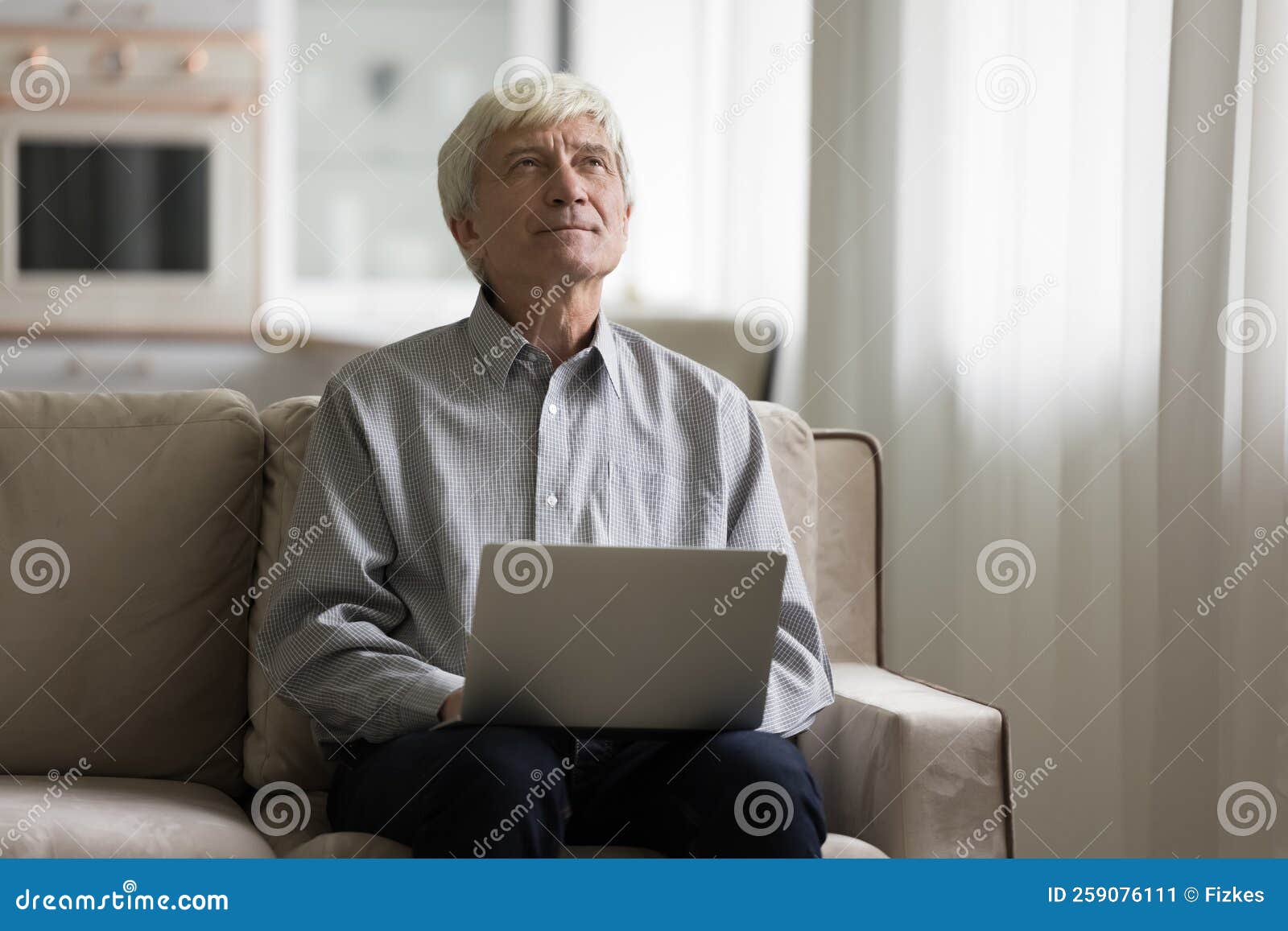 высокомерный человек сидит на диване с ноутбуком Стоковое Изображение -изображение насчитывающей просматривая, остальные: 259076111