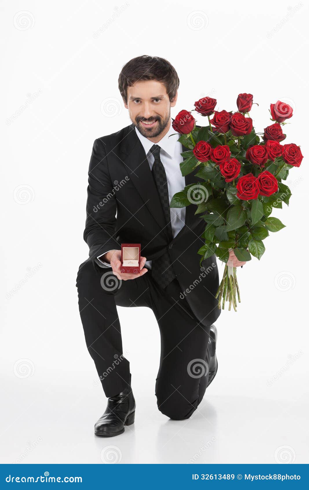 Человек стоит с цветами. Мужчина с цветами. Мужчина на коленях дарит цветы. Букет для мужчины. Мужчина на колене с кольцом.