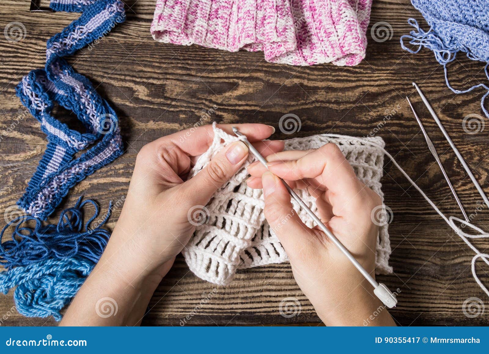 Knitting hands. Руки спицы пряжа. Handmade вязание крючком. Вязальные спицы в руках. Вязание крючком руки.