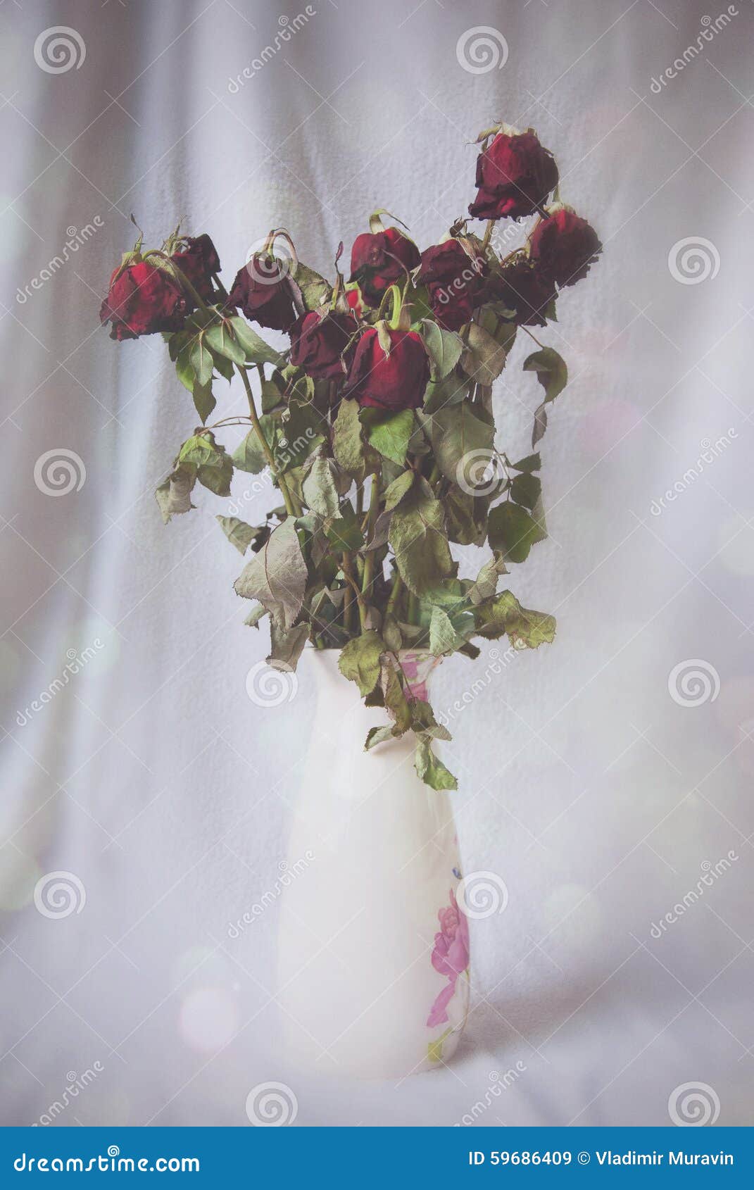 Почему вянут розы в вазе. Завявшие розы в вазе. Розы завяли.