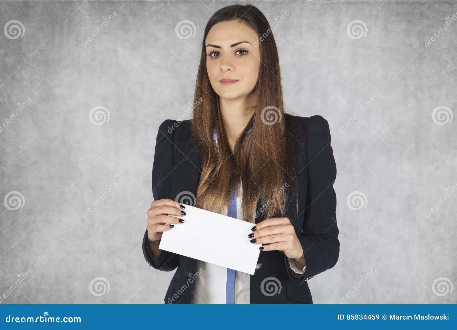 Студентка коммерсантка и просто красавица читать. Человек с конвертом. Женщина с конвертом в руках. Девушка c сонвертом. Конверт для женщины.