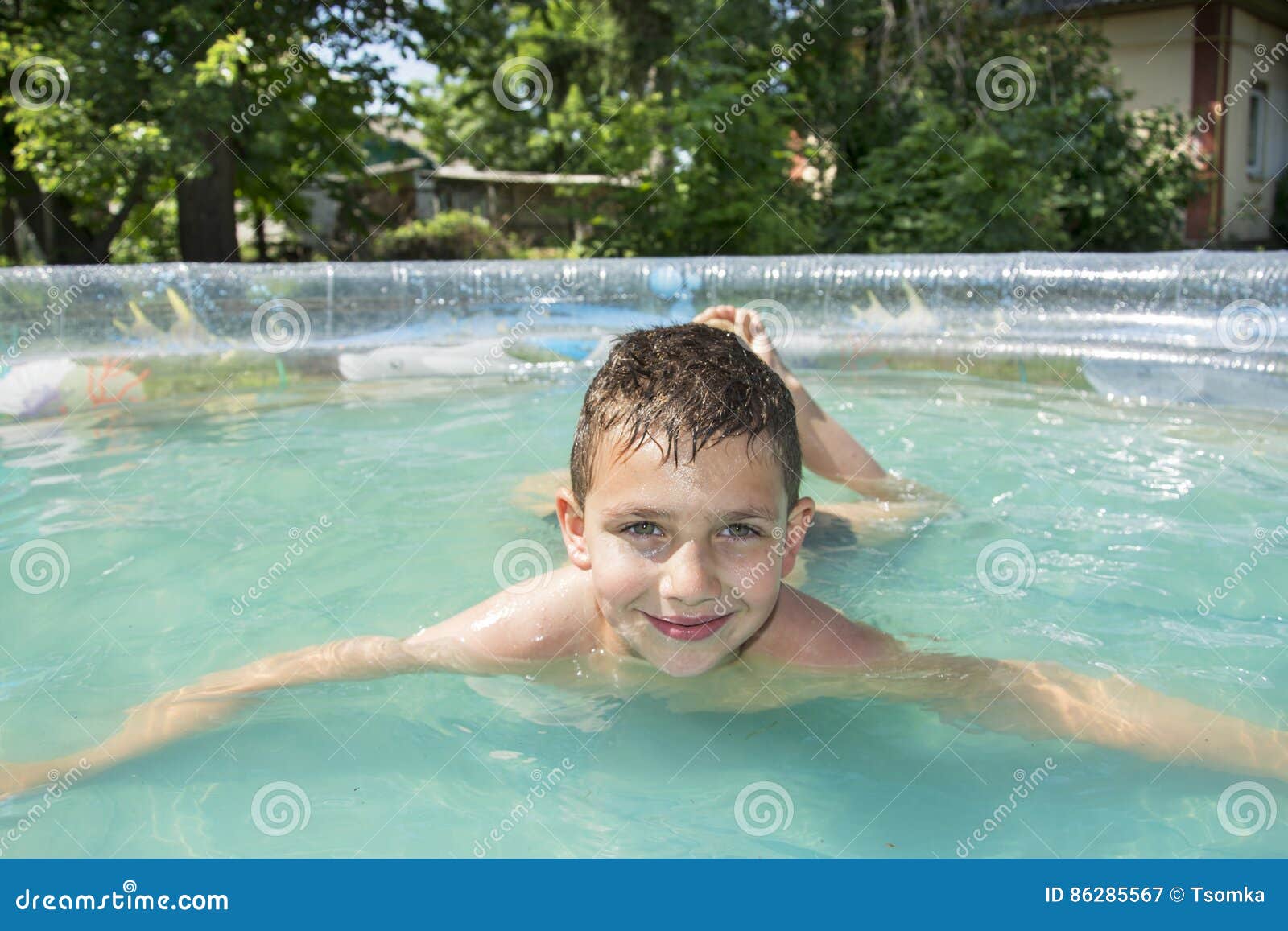 Парень купается в бассейне. Мальчик купается в бассейне. Мальчик 10 лет купается в бассейне. Бассейн для купания летом. Мальчики на даче купаются в бассейне.