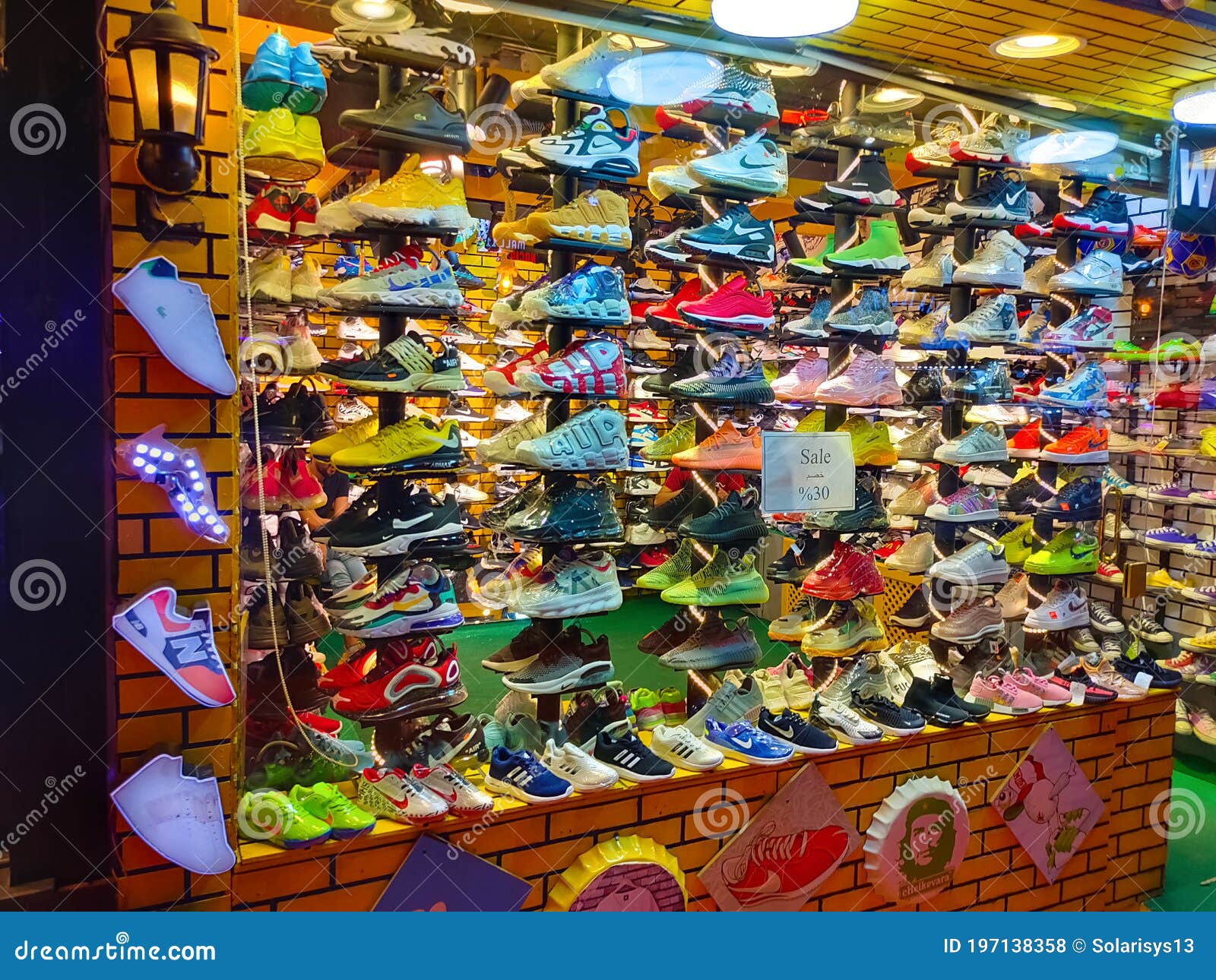 В шарм эль шейхе Египет 15-ое сентября 2020 : Обувь суперзвезды Adidas и кроссовки Nike в популярном магазине моды в сувенирном ма Редакционное Стоковое Фото - изображение насчитывающей кожа, продано: 197138358