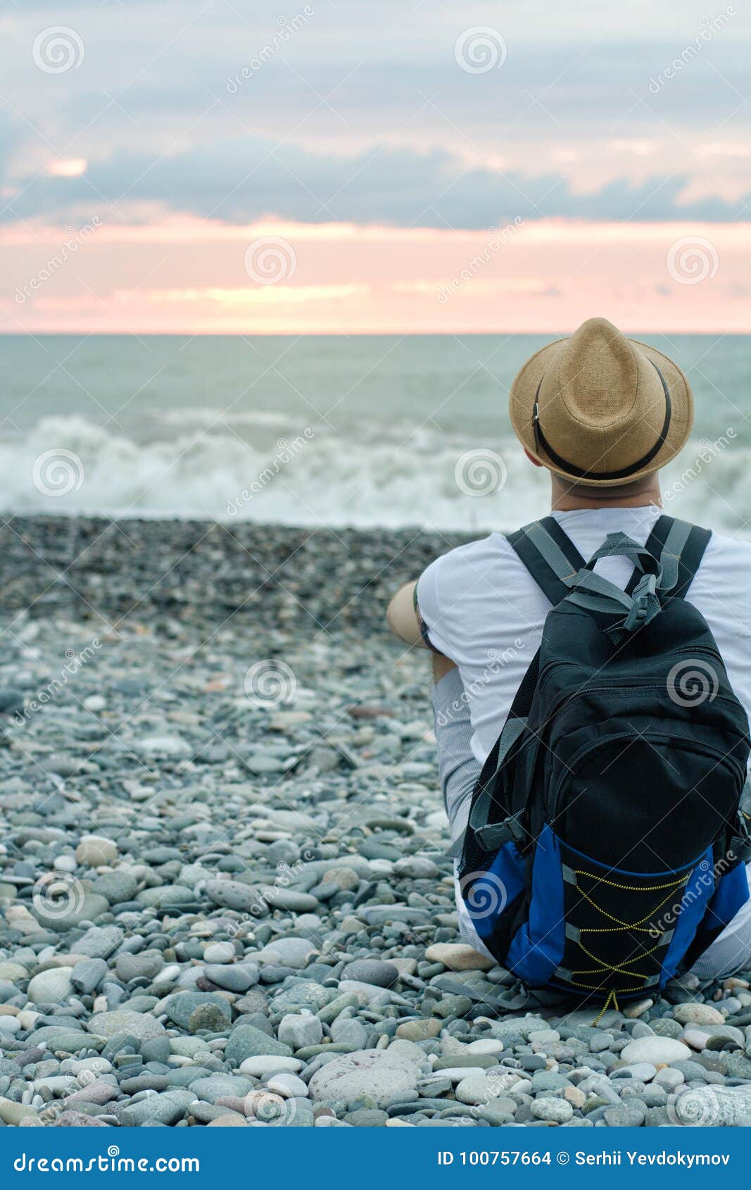 Мужчина на море со спины