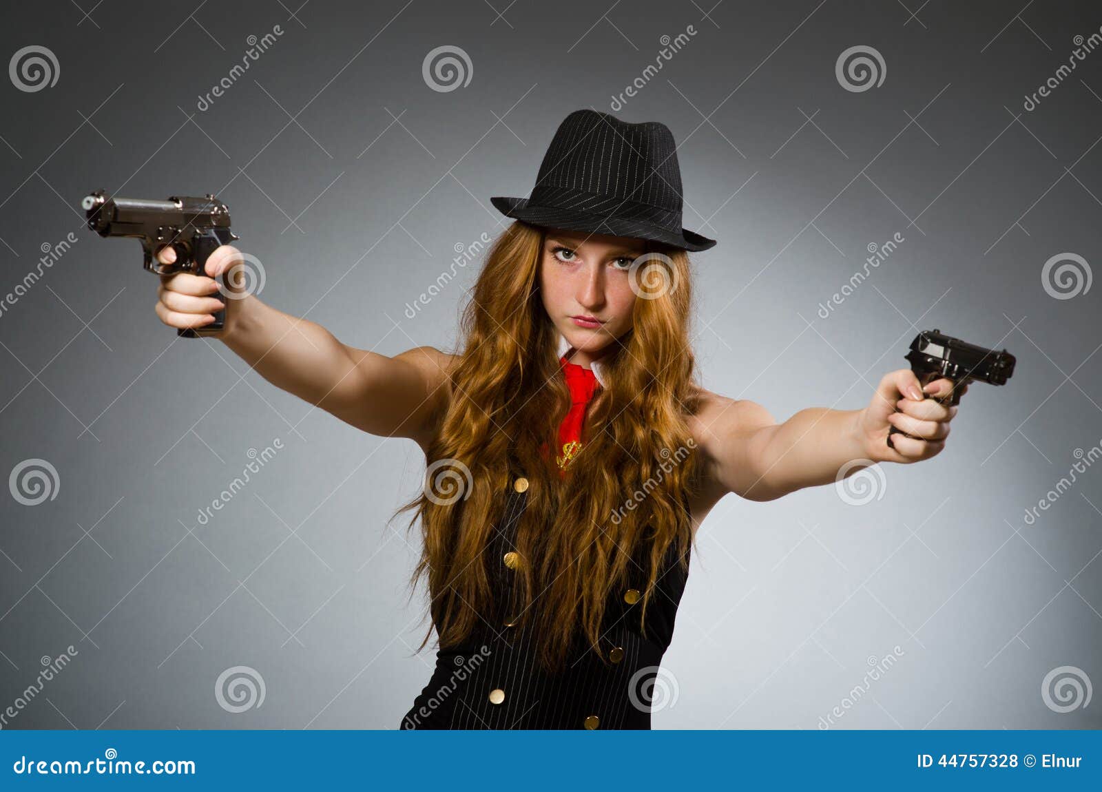 Включи девочки бандитки. Девушка гангстер с пистолетом. Женщина бандит. Девушка бандитка. Бандитки с оружием.