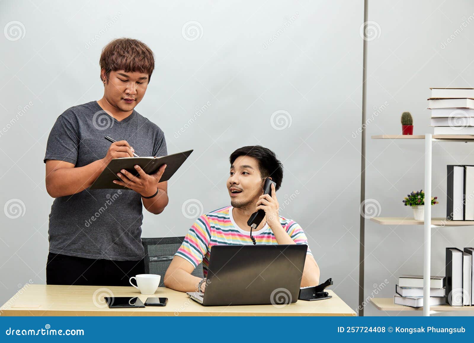 гей-пара в офисе, покупая интернет и ноутбук онлайн Стоковое Фото -  изображение насчитывающей приятельство, доверие: 257724408
