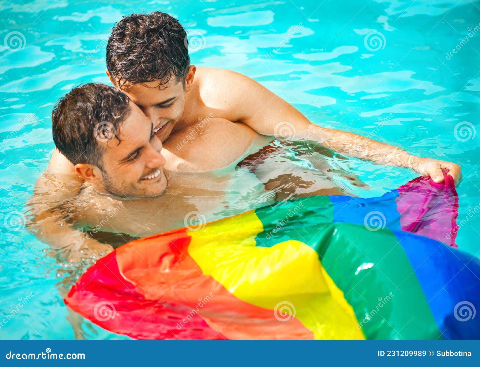 молодой гей в бассейне фото 21
