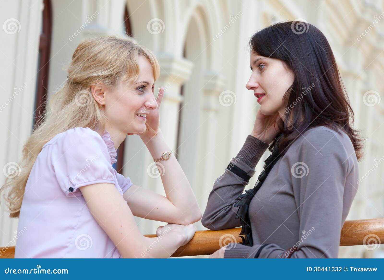 Разговор 2 лесбиянок. Разговор двух женщин. Две женщины Сток фото. Фото как разговаривают 2 женщины. Женщина рассматривает фотографии фото.