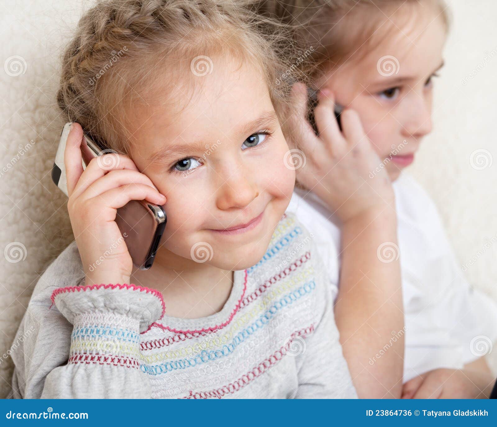 Контроль ребенка по мобильному телефону. Ребенок говорит по телефону. Телефон картинка для детей. Девочка с телефоном картинка для детей. Дети разговаривают по смартфону.