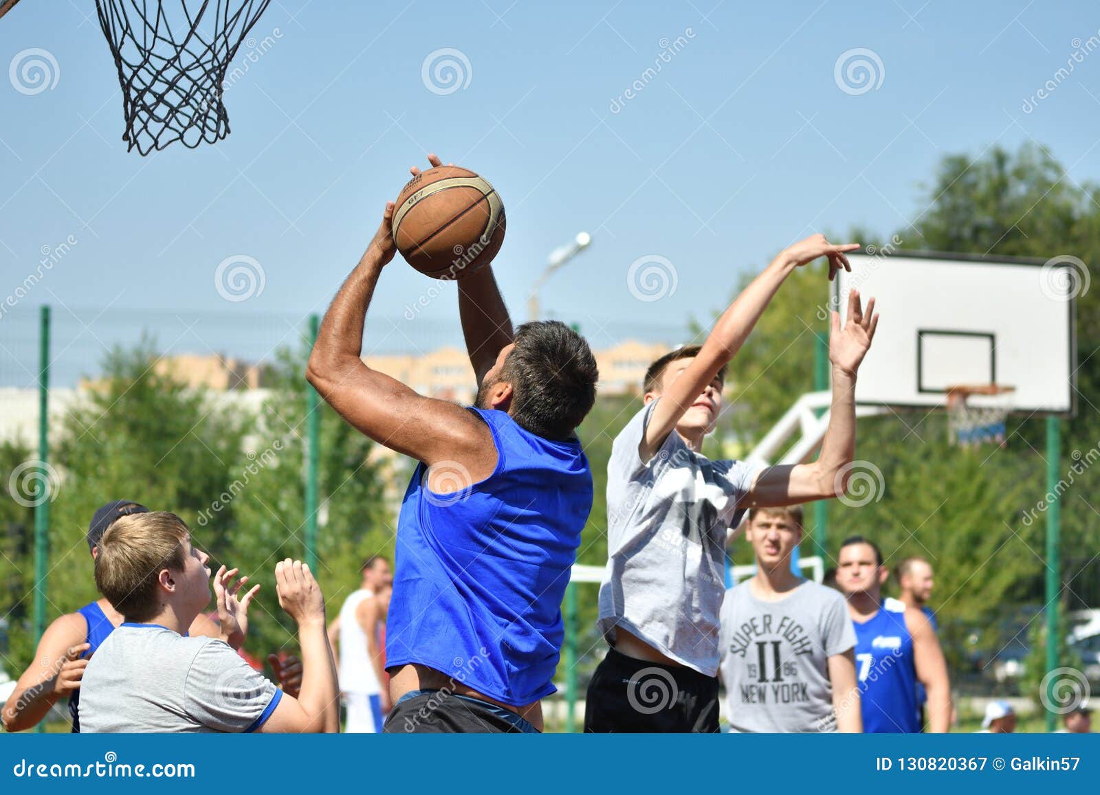 Люди играют в баскетбол
